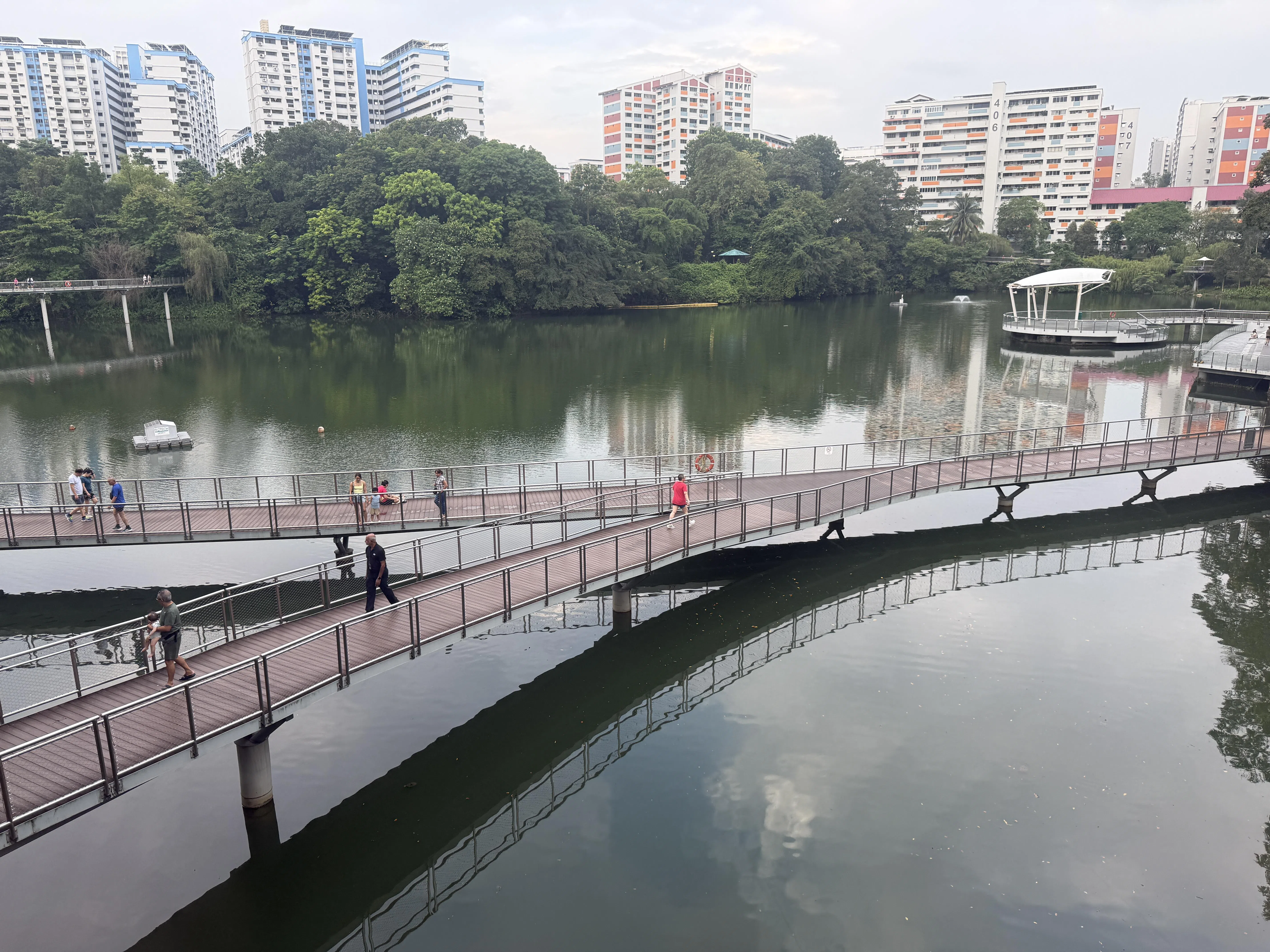 喜欢漫步于步道之上，还是从信佳凯秀民众俱乐部二楼欣赏盘沙池？（陈映蓁摄）