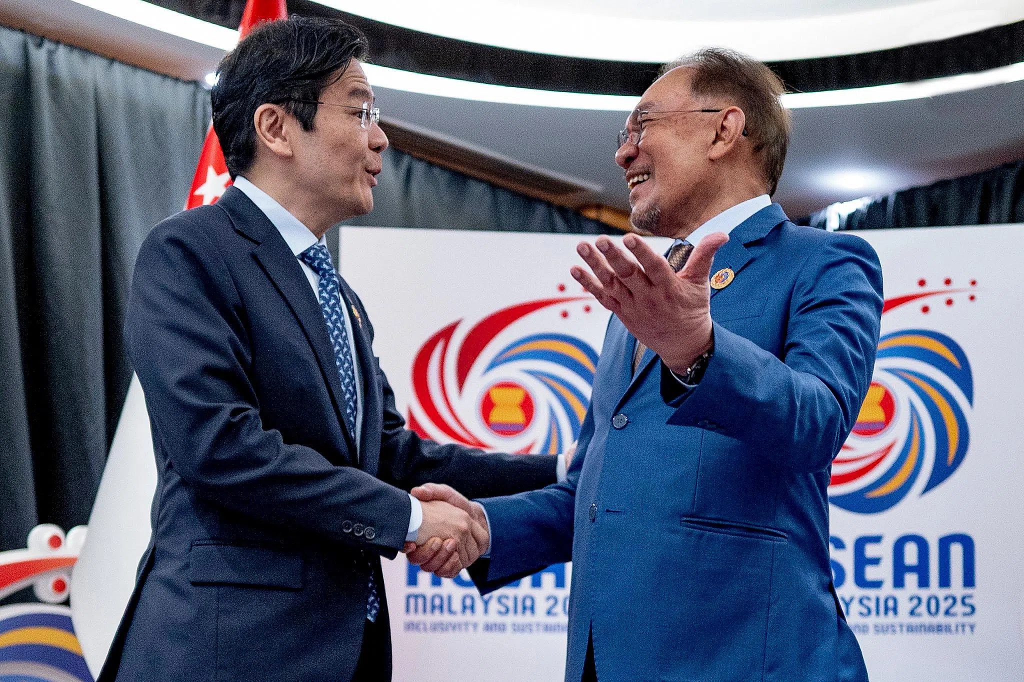 我国总理黄循财（左）到吉隆坡出席第46届亚细安峰会，他在峰会首日会见马来西亚首相安华。这是黄总理一年内第三次到访马来西亚。（取自安华脸书）