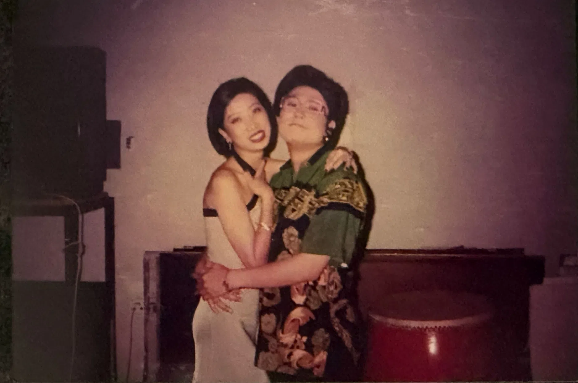 莫小玲（左）加入《搞笑行动》后，参与梁志强扮演的梁细妹（右）单元。（受访者提供）