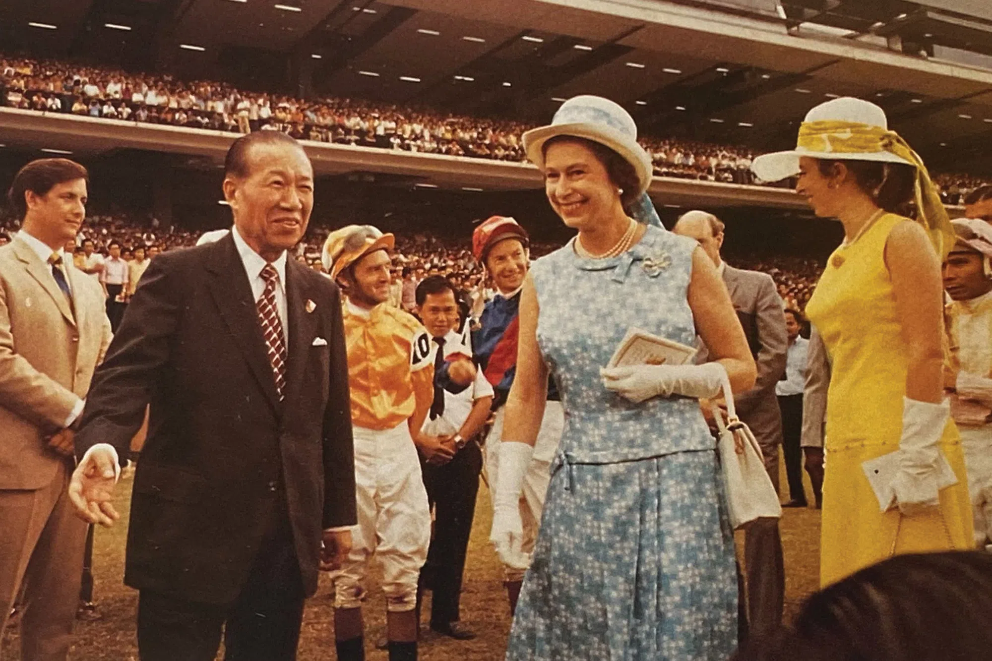 英女王伊丽莎白二世1972年到新加坡进行国事访问，到武吉知马马场观赛。（取自新加坡赛马公会网站）