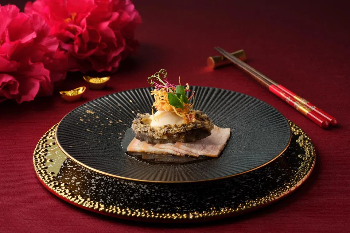 咸香马友蒸活鲍鱼黑豚五花肉体现粤式蒸功夫，散发怀旧风味。（餐馆提供）