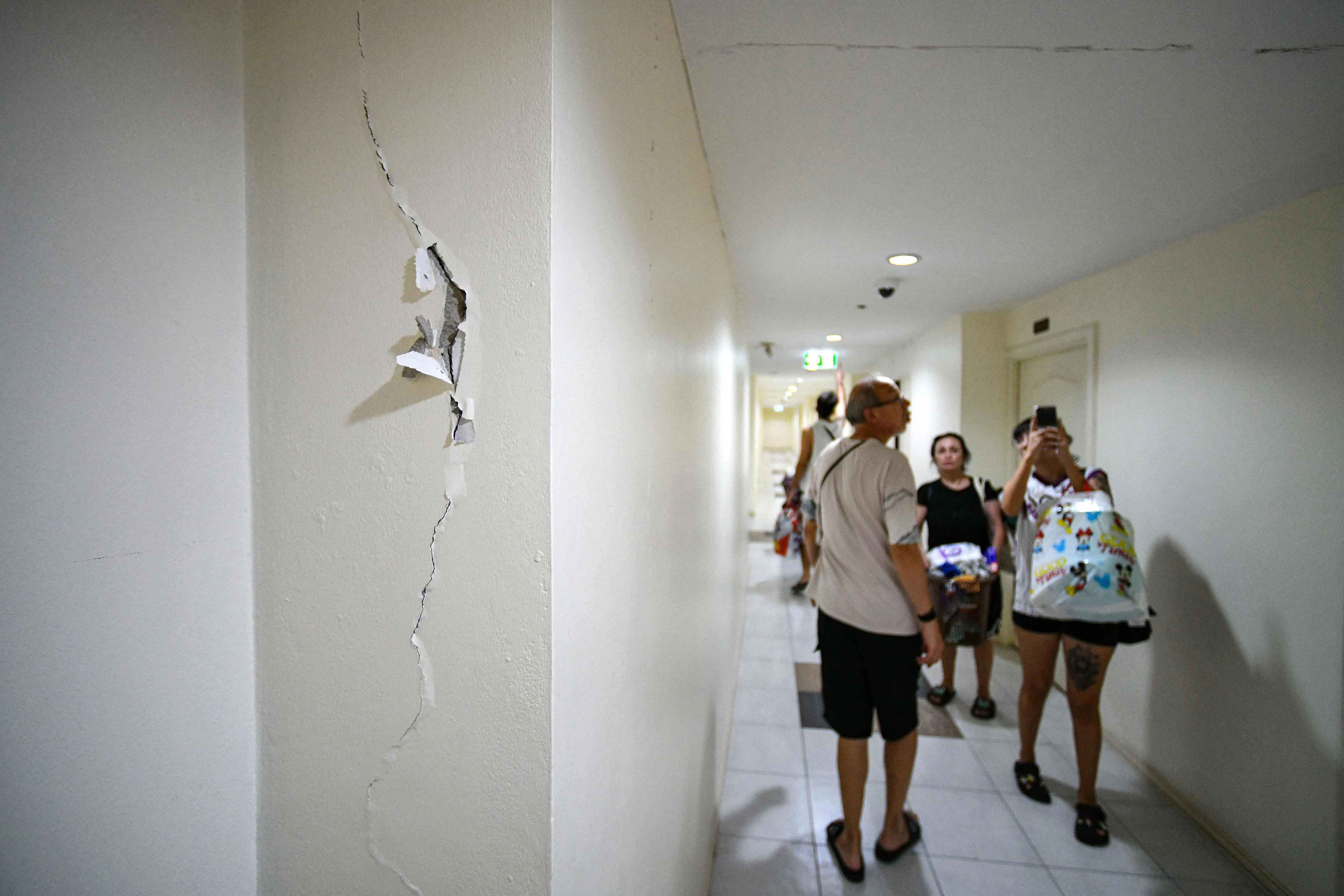 地震过后，布尤克贡和泰籍妻子发现所住的公寓22楼走廊到处都是裂缝。他们如今决定搬到低楼住宅。（法新社）