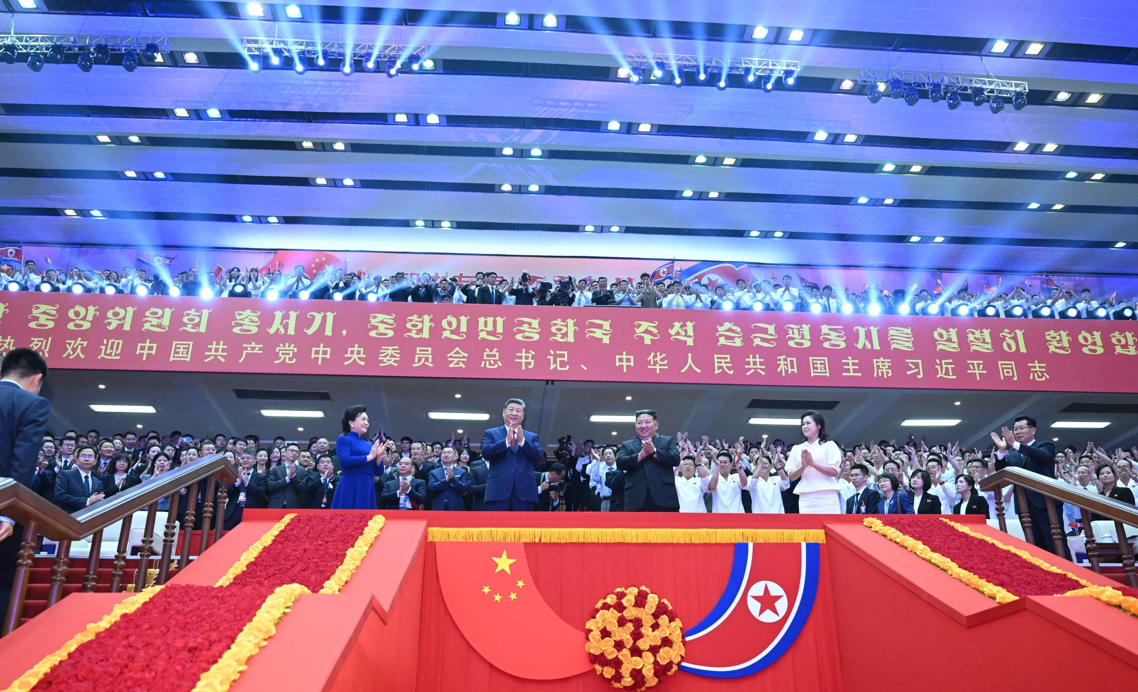 习近平夫妇在金正恩夫妇陪同下，观看朝鲜专场文艺演出。（新华社）