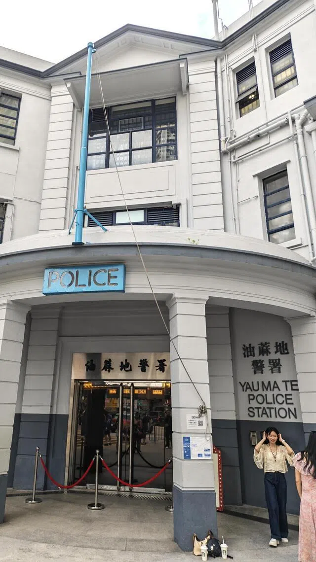 旧油麻地警署的半圆形门廊、古典柱廊和三角山墙很有特色，吸引许多游客打卡。（陈爱薇摄）