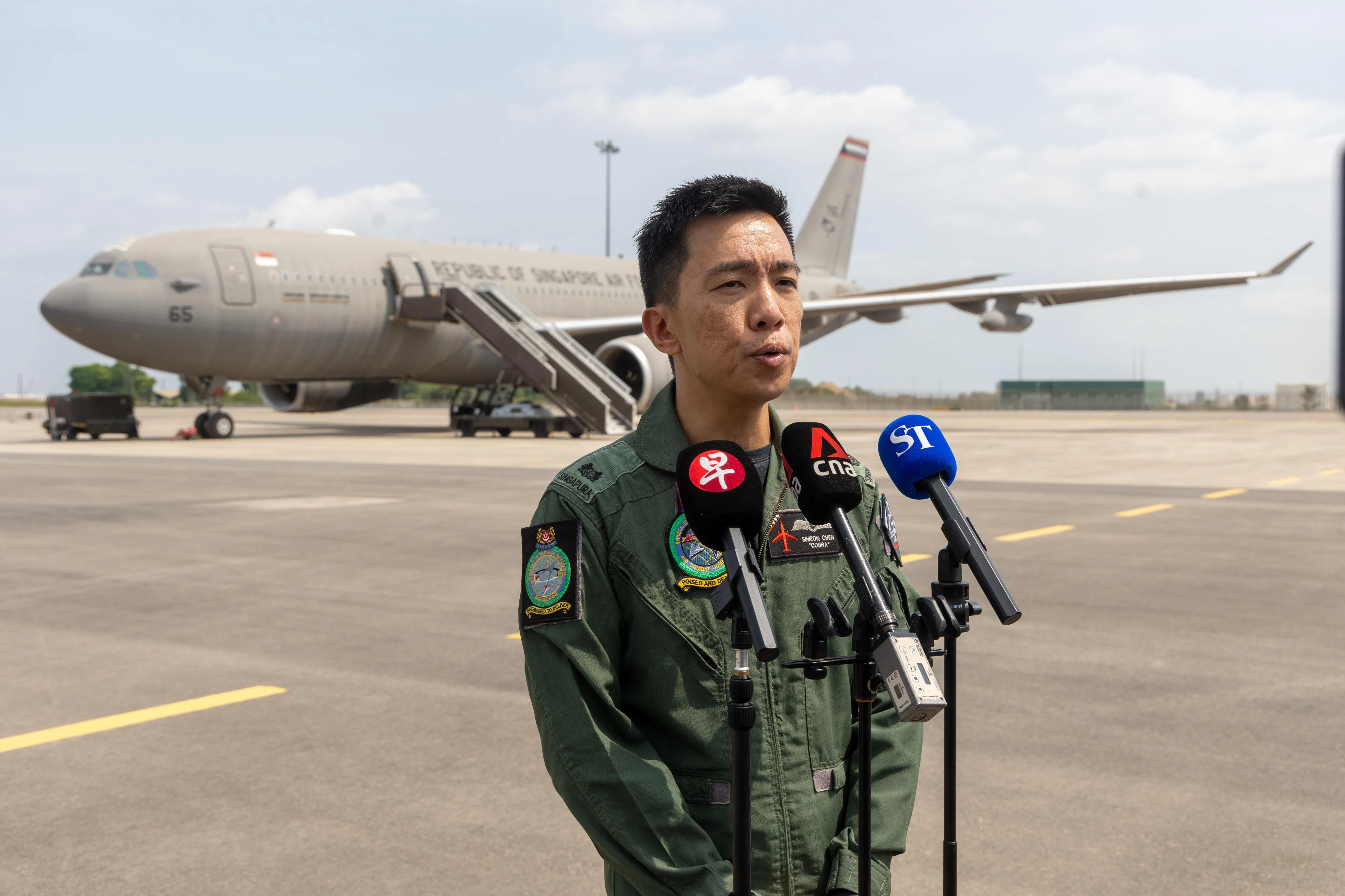 新加坡空军第112中队副队长陈健伟少校说，GPS干扰在冲突地区相当常见，但机组可依靠备用导航系统安全飞行。（吴先邦摄）
