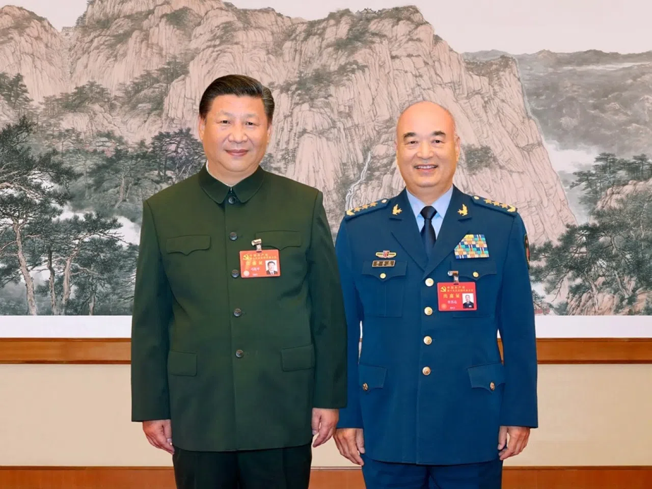 中央军委原副主席许其亮（右）今年6月在北京逝世后，官媒新华社刊登许其亮生平与中共总书记习近平的合照。（新华社）