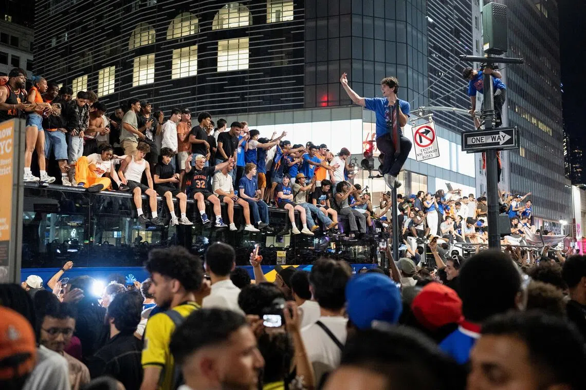 虽然比赛不在纽约进行，但是尼克斯球迷已经占领街头，开始狂欢。（路透社）