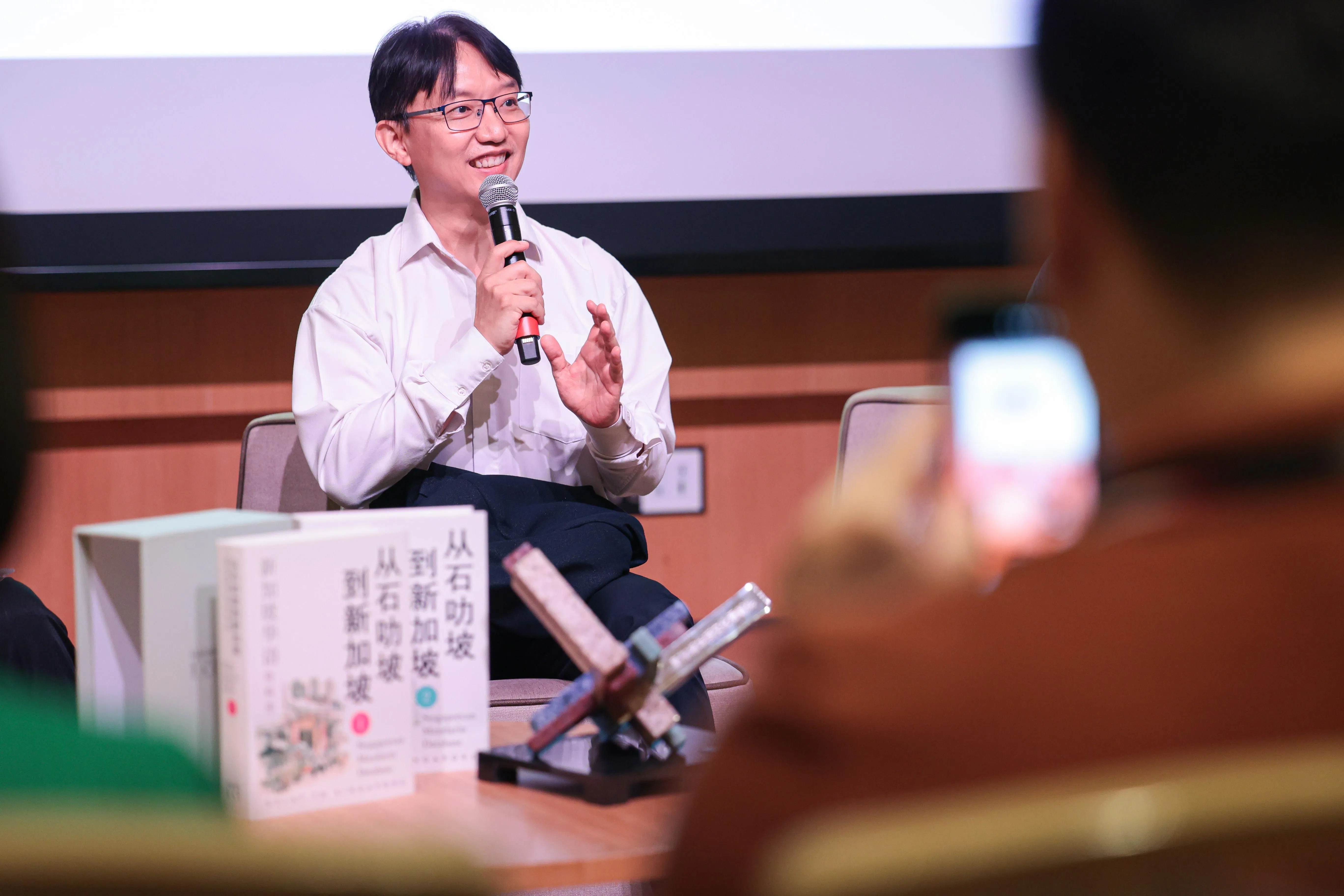 《从石叻坡到新加坡——新加坡华语资料库》由陈志锐主编，从教育、社会和生活用语等角度，收录逾千个新加坡华语词汇。（李冠卫摄）