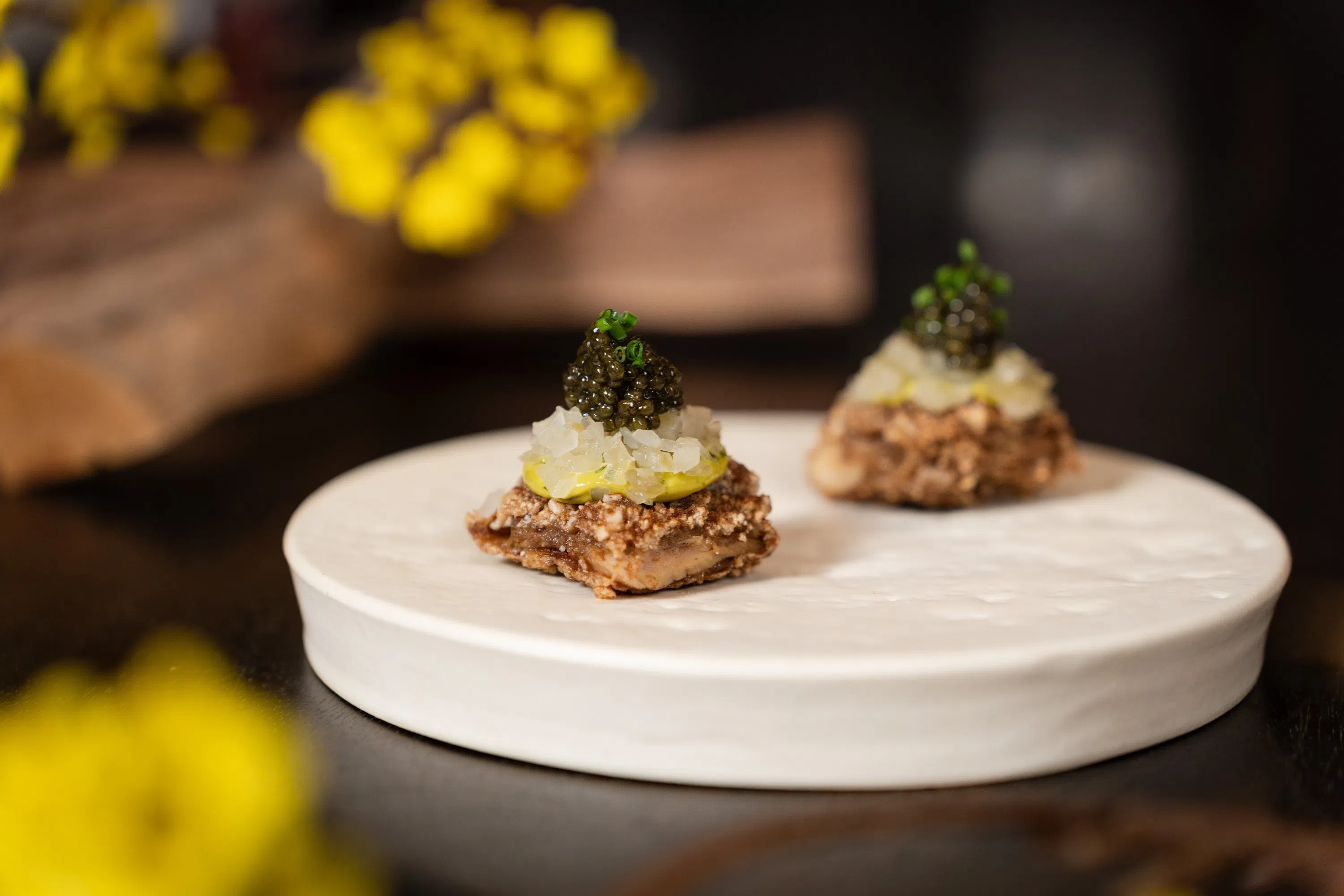盐酥鸡铺上台湾皱皮青椒酱和鱼子酱，味道更丰富。（餐馆提供）