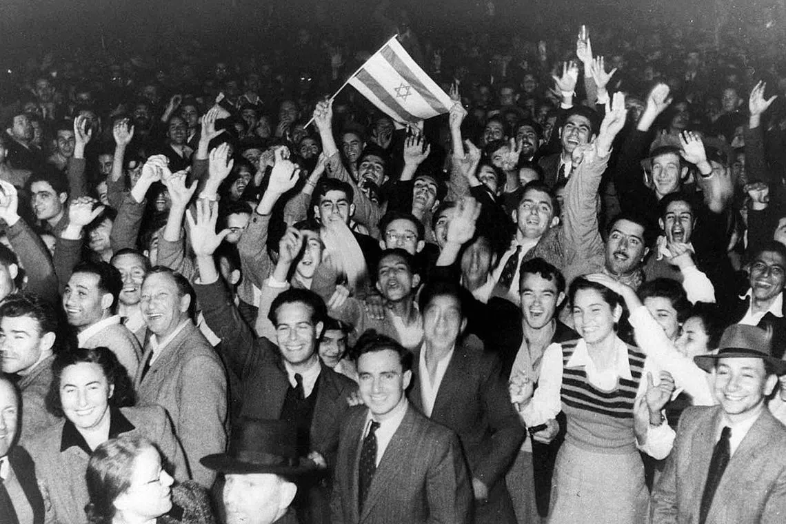 1947年11月29日，联合国通过决议，将巴勒斯坦一分为二，分割为犹太人区和巴勒斯坦区，以色列人群青沸腾涌上特拉维夫街头庆贺欢呼。隔年英国结束对巴勒斯坦托管权，以色列于是在5月14日宣布建国。（法新社）