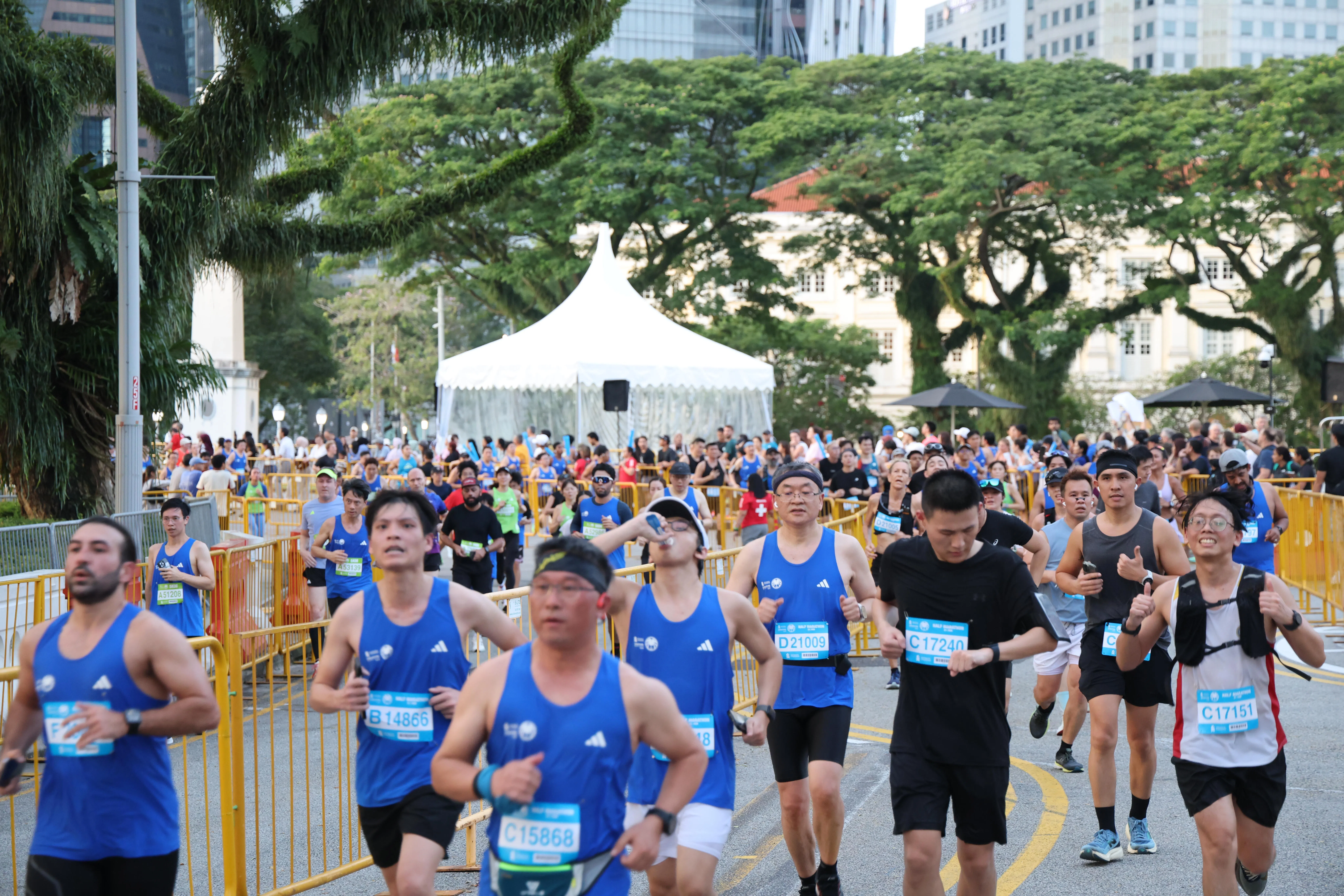 去年的渣打新加坡马拉松一共吸引5万5000人，但今年的新版活动设定参与者人数上限，最多只有5万2000人可以参加。（档案照片）