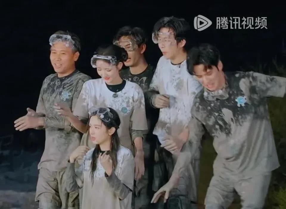 演艺圈好友刘宇宁（后排右二）与龚俊（后排右一）在综艺节目《地球超新鲜》第二季泥潭游戏环节中趣味互动，意外掀起争议。（互联网）