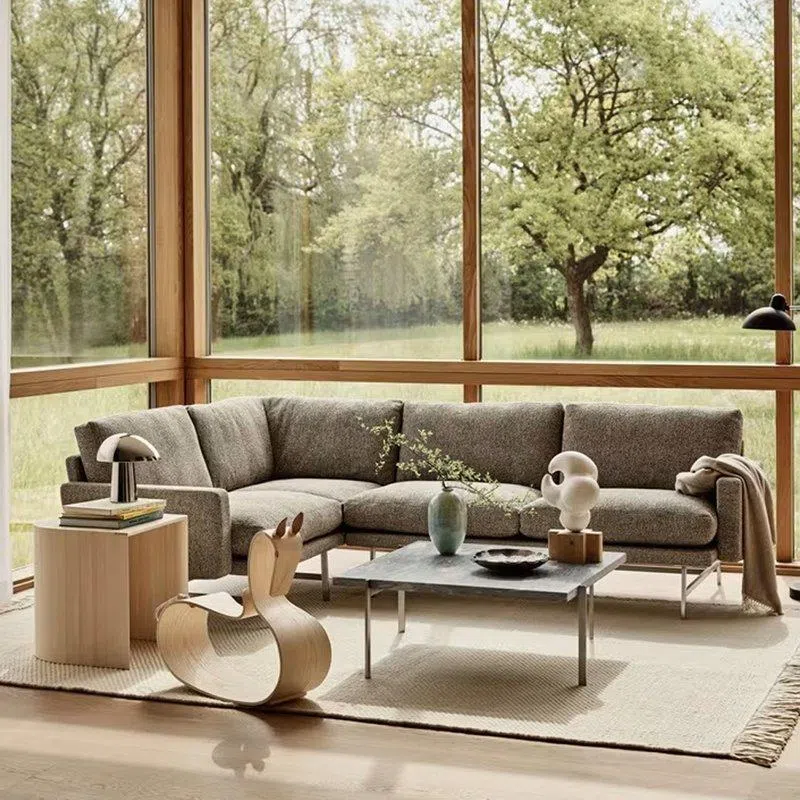 Fritz Hansen热塑曲木摇马“Rocking Horse”，将雕塑艺术审美寓于家居装饰品。（取自watelier.com）