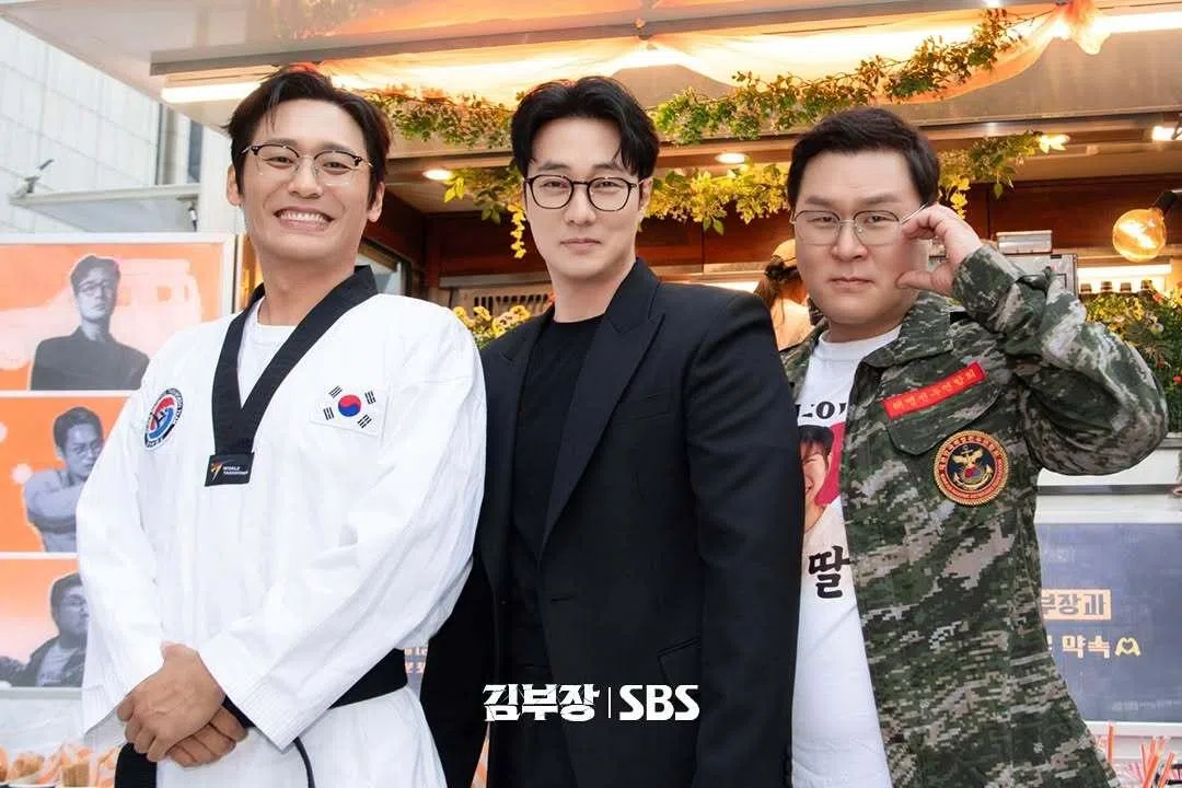 崔代勋（左起）、苏志燮和尹敬浩在剧中的友情深厚动人。（取自SBS Drama脸书）