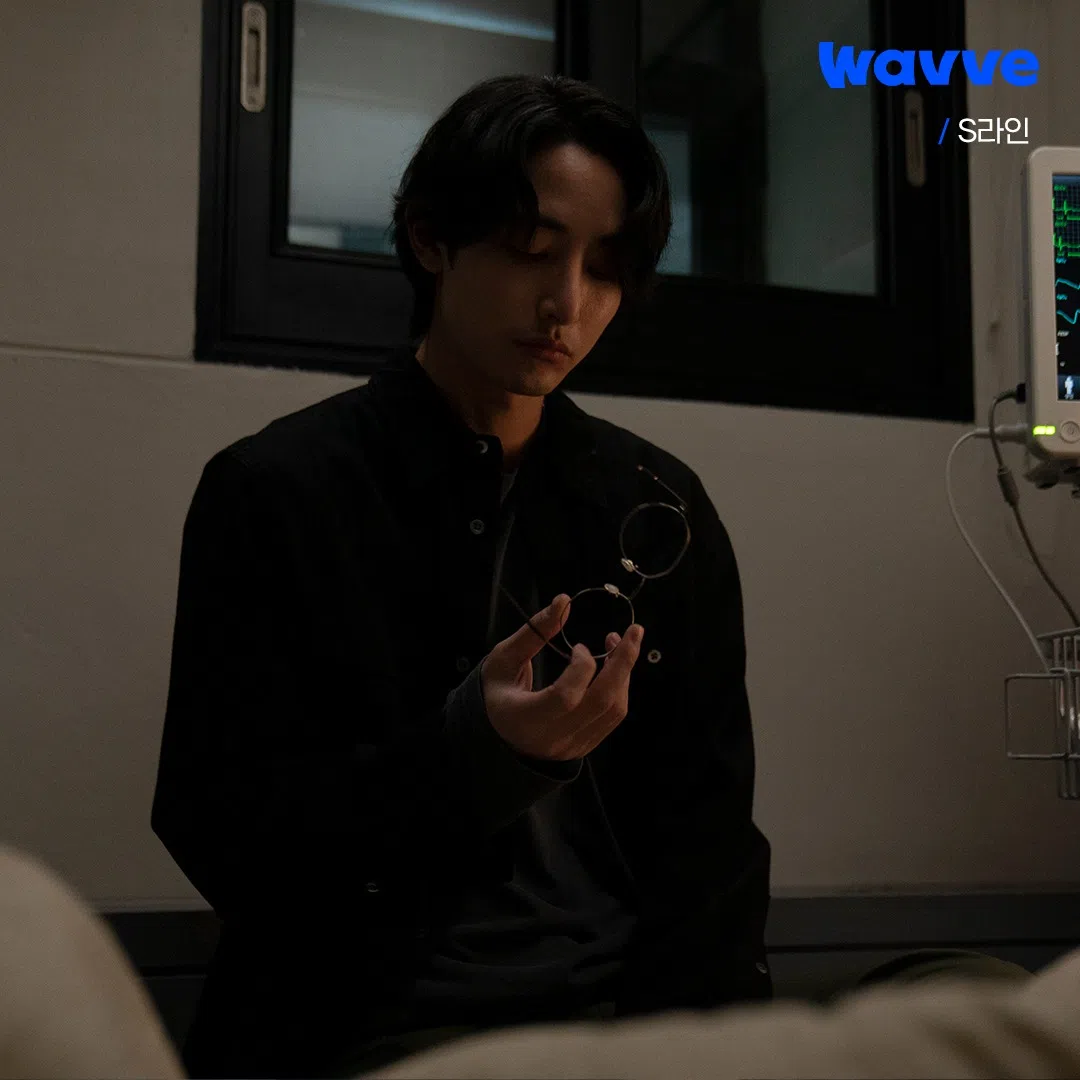 李洙赫饰演的警察韩志昱在获得一副看得见红线的眼镜后，人生轨迹开始改变。（取自Wavve官网）