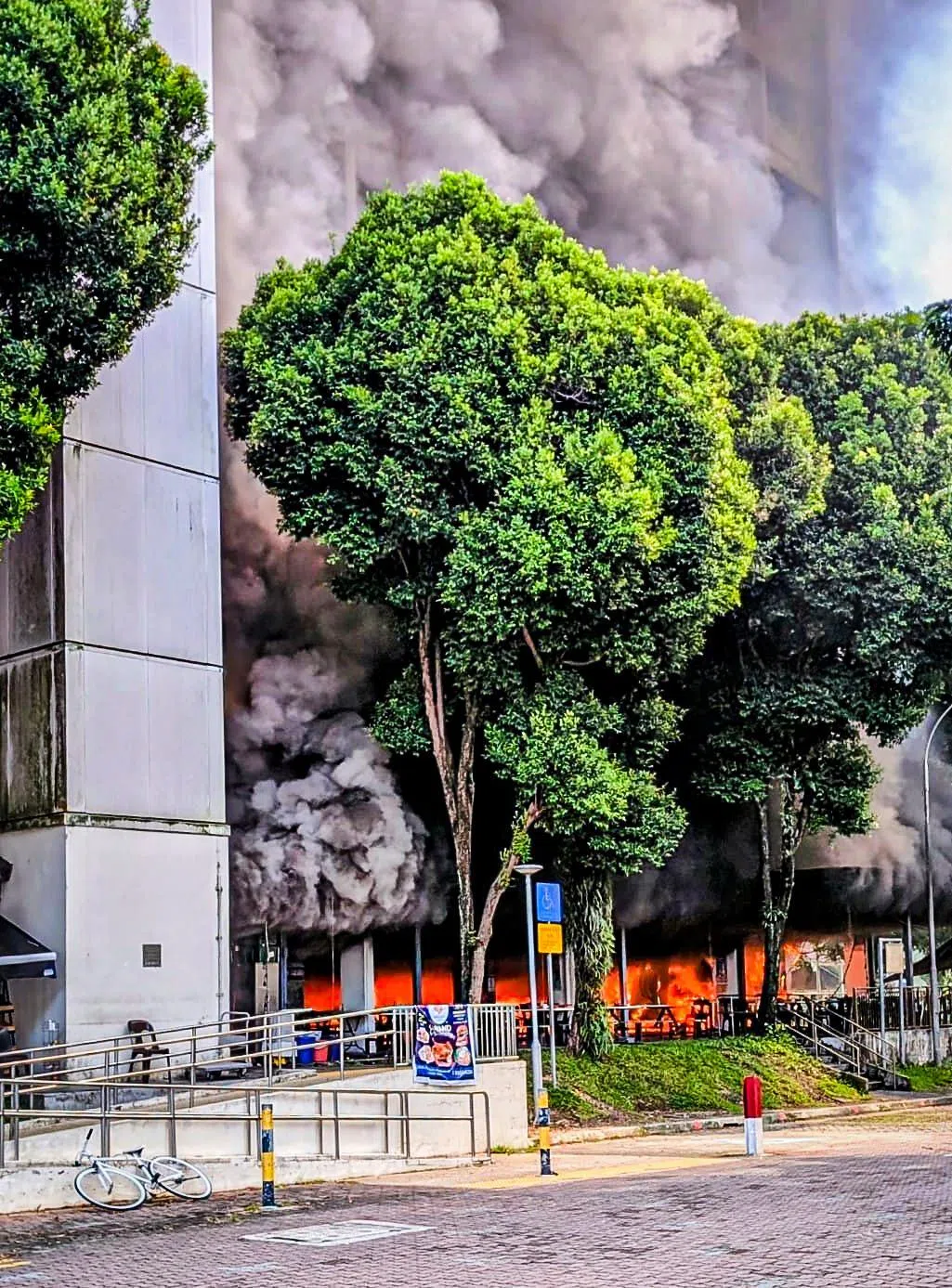 咖啡店内火光通红，足见火势极其猛烈。在这同时，现场冒出滚滚浓烟，直往上窜冲，相当吓人。（受访者提供）