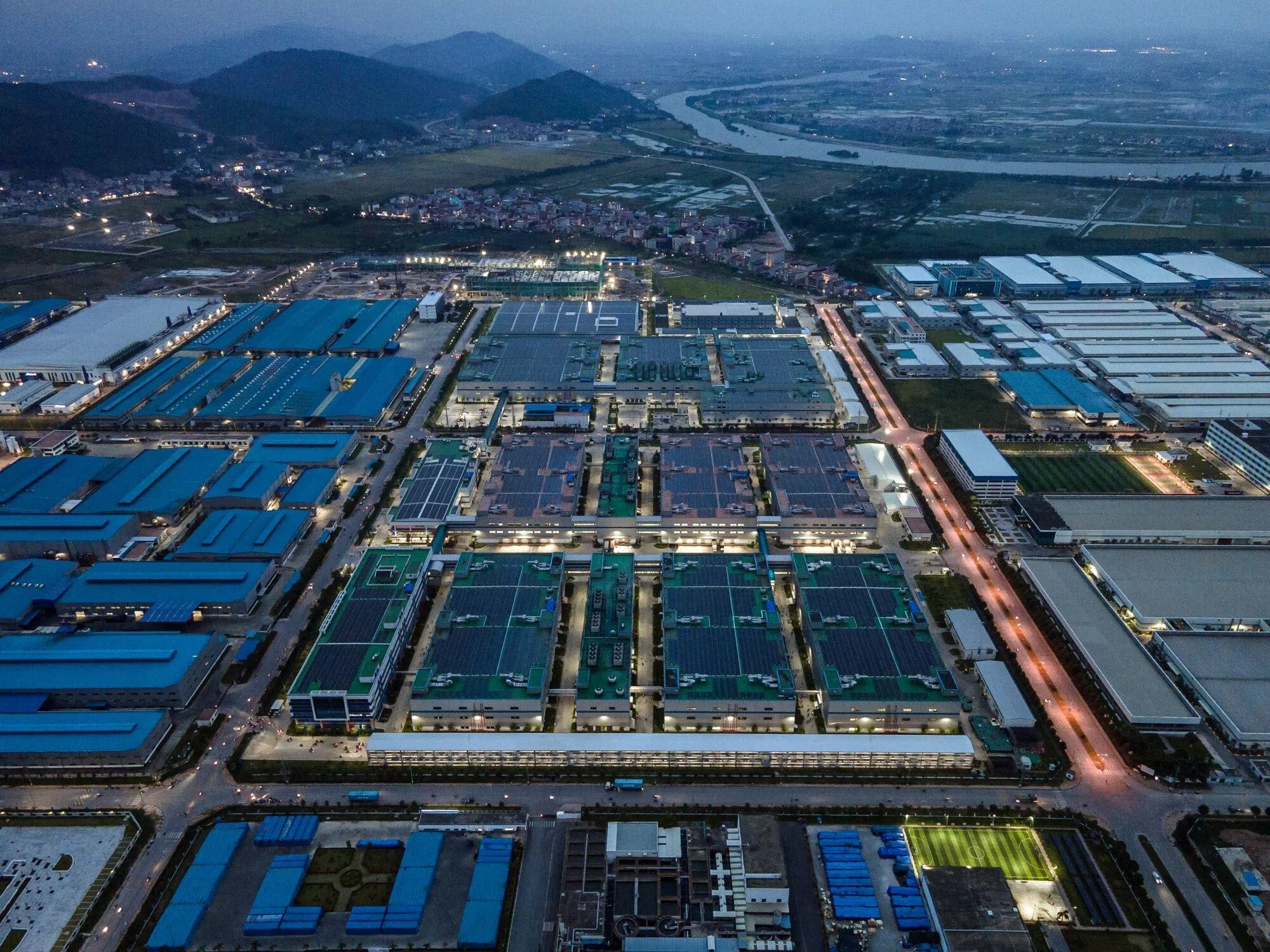 为吸引外资，越南正在加速升级基础设施。图为立讯精密和富士康位于越南北江省越安县光州工业园的工厂。（彭博社）