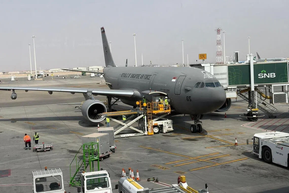 我国空军派出的首趟专机——A330多用途加油运输机，新加坡时间星期二下午约4时35分抵达沙特阿拉伯首都利雅得的哈立德国王国际机场，晚上启程回返新加坡。（受访者提供）