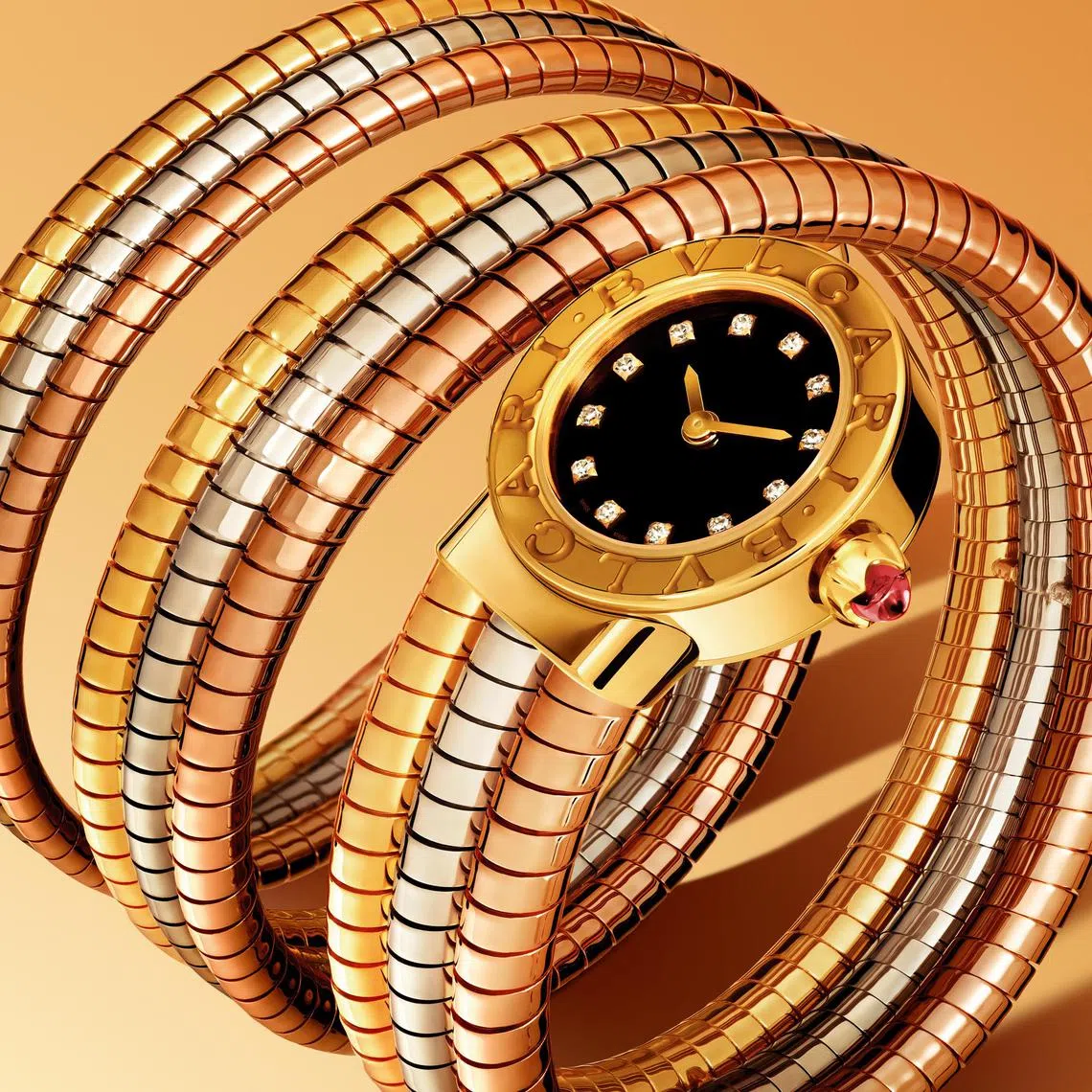 全新BVLGARI BVLGARI Tubogas腕表融合煤气管和蛇这两大宝格丽标志性设计元素。（宝格丽提供）