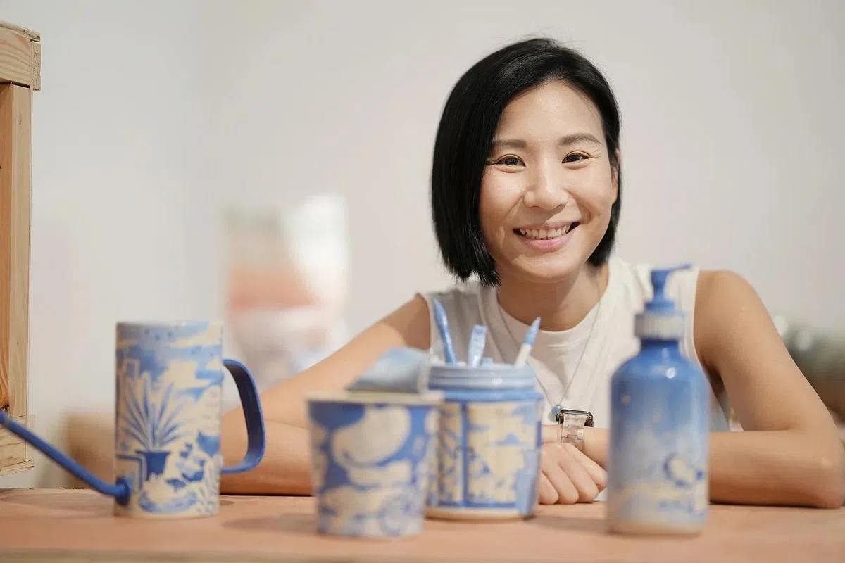插画家陈紫曦用四件“仿青花瓷”当代日常物件来记述她的2021年。（谢智扬摄）