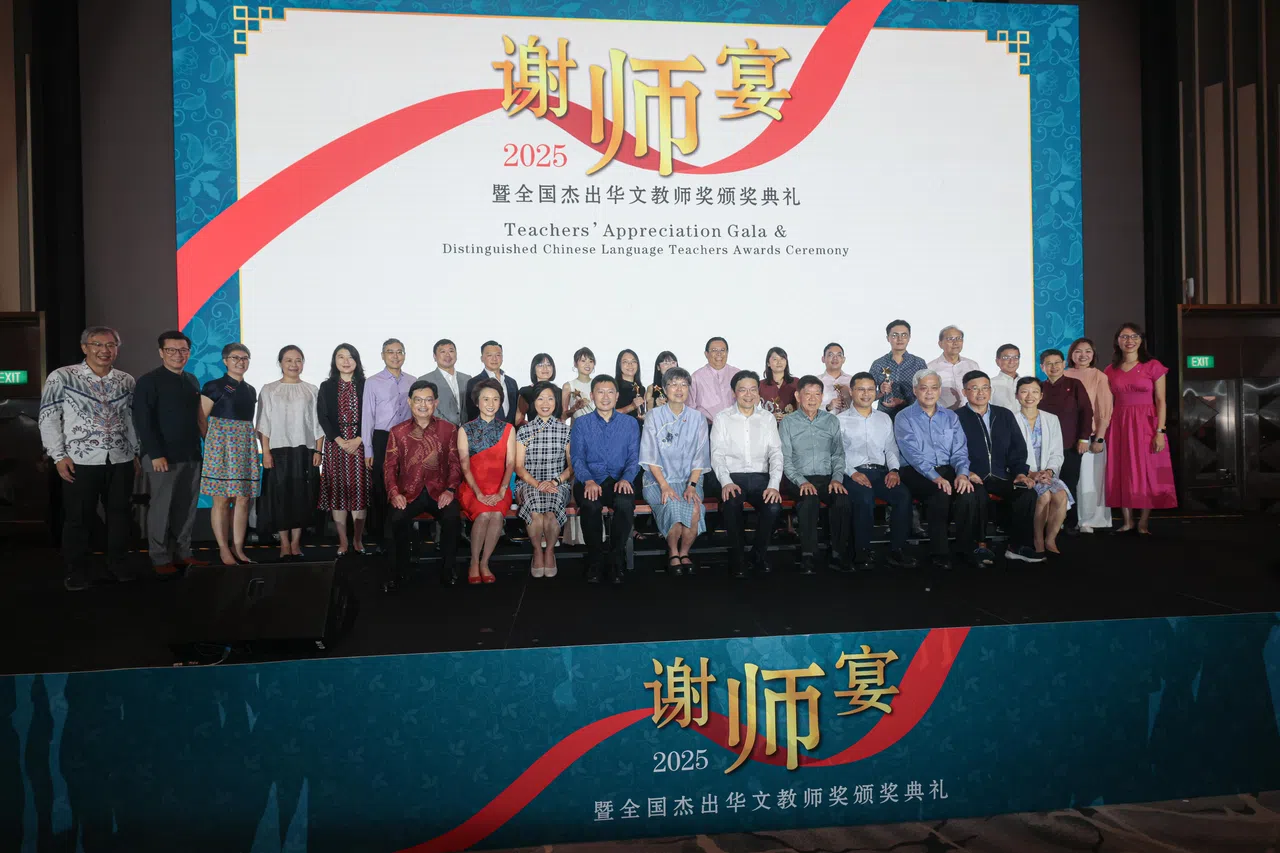 新报业媒体华文媒体集团星期六举办谢师宴，总理兼财政部长黄循财（前排左六）与曾任教育部长的前副总理王瑞杰（前排左起）、贸工部兼文化、社区及青年部高级政务部长刘燕玲、外交部兼内政部高级政务部长沈颖、国家发展部长徐芳达、华文媒体集团社长李慧玲、新报业媒体信托主席许文远、教育部长李智陞、新报业媒体总裁陈英杰、新加坡秋斋藏画主人曾国和、数码发展及新闻部兼教育部政务部长刘洁敏等人，同2025年全国杰出华文教师奖得主、媒体代表、活动合作伙伴及赞助商代表合影。（李冠卫摄）