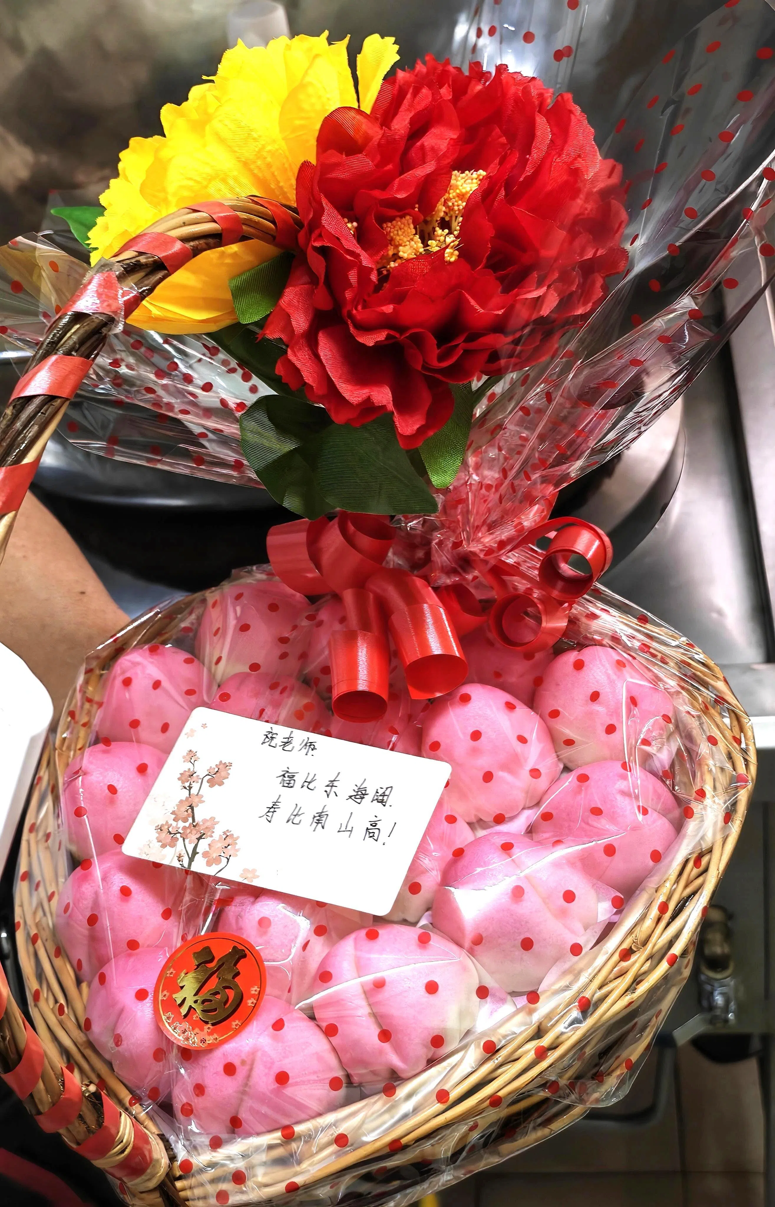 寿桃、玉兔和莲花造型的莲蓉包，适合包装成礼篮送给长辈。（陈爱薇摄）