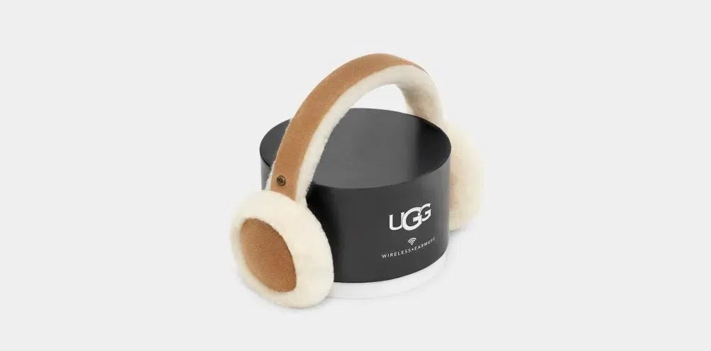 UGG女士羊皮蓝牙耳套让音乐带着暖意流入耳中。（取自品牌官网）