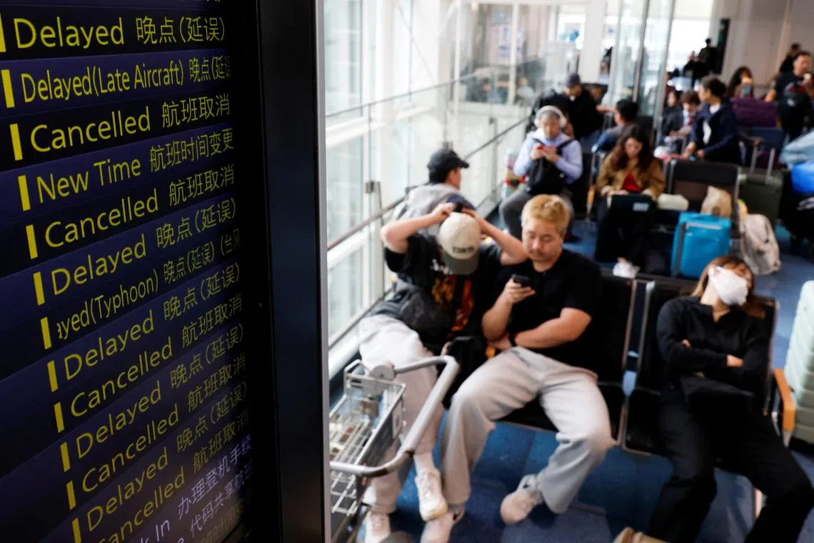 2026年6月3日，台风“蔷薇”挟着豪雨袭击东京首都圈，导致羽田机场多趟航班取消或延误，乘客滞留机场。（路透社）