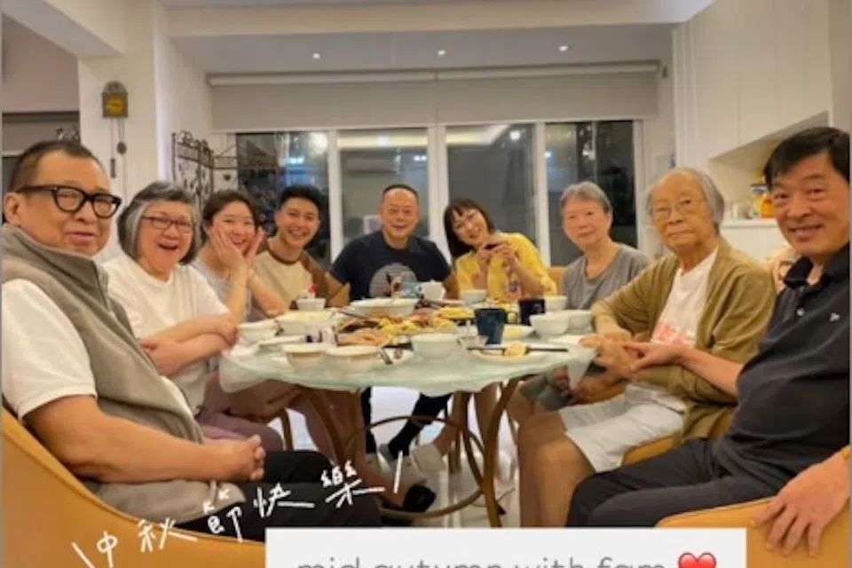许绍雄（左一）、罗乐林（左五）及陈宝仪（左六）和其他友人在中秋节聚餐。（互联网）