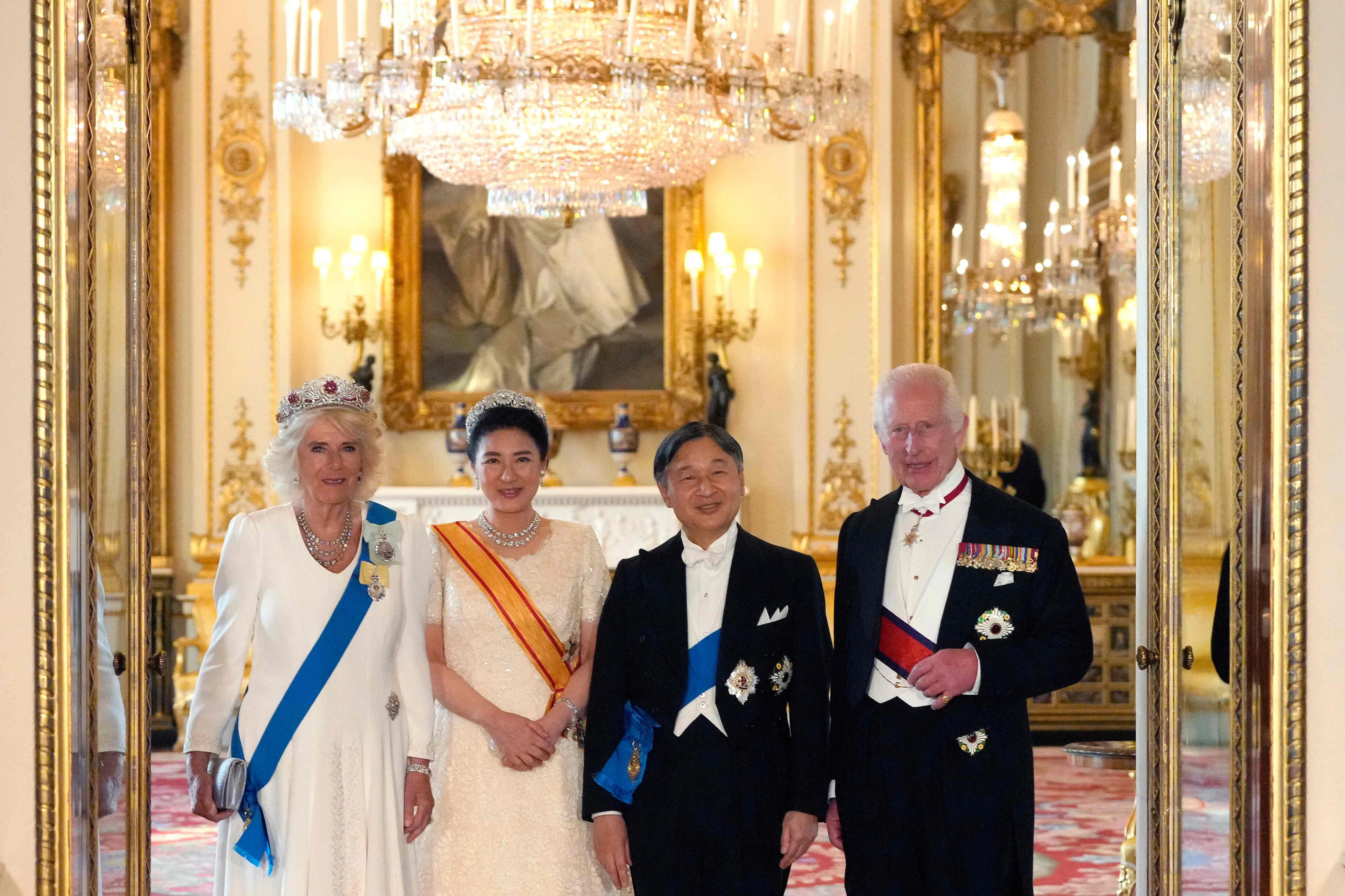 6月25日，英国国王查尔斯三世（右一）、英国王后卡米拉（左一）、日本天皇德仁（右二），以及皇后雅子，在伦敦白金汉宫举行的国宴前合影留念。（法新社）