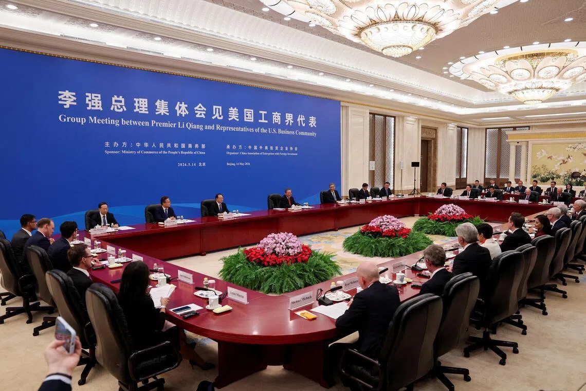 中国总理李强（内侧中间）星期四（5月14日）下午在北京人民大会堂会见随美国总统特朗普访华的近20名美企巨头，以圆桌形式进行交流。（路透社）