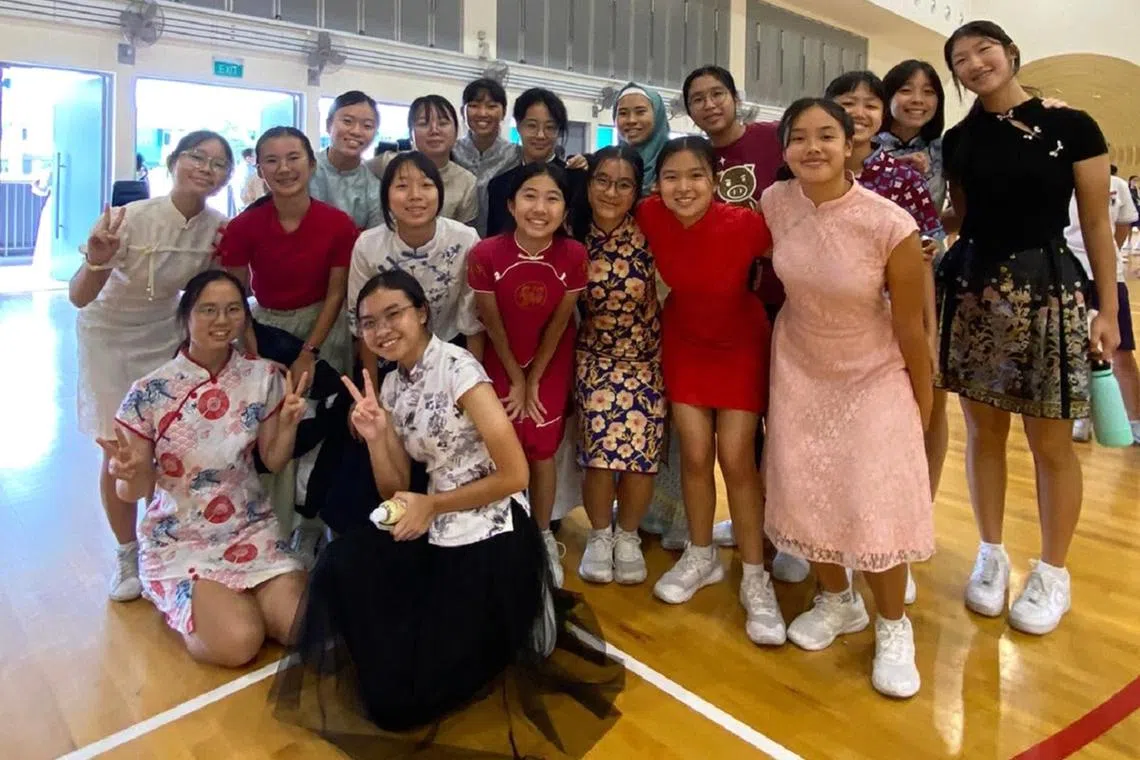 莱佛士女中学生穿传统服装庆祝种族和谐日。（莱佛士女子中学提供）