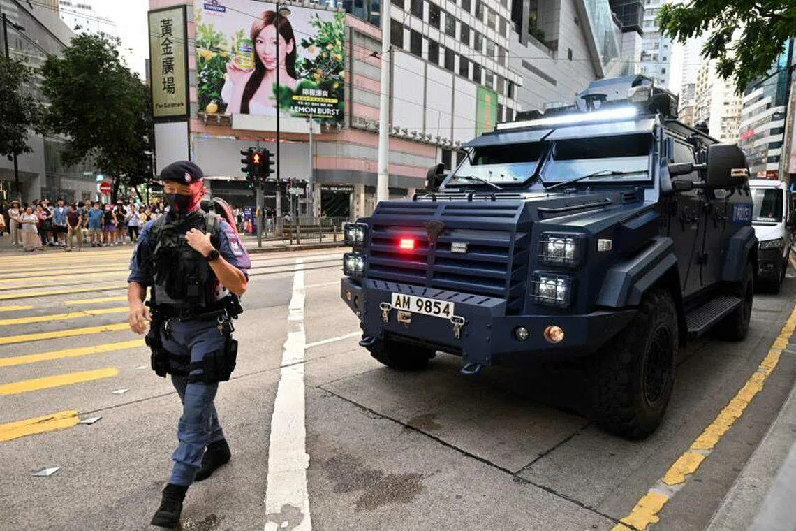 一辆警用装甲车在铜锣湾的街道驻守。（法新社）