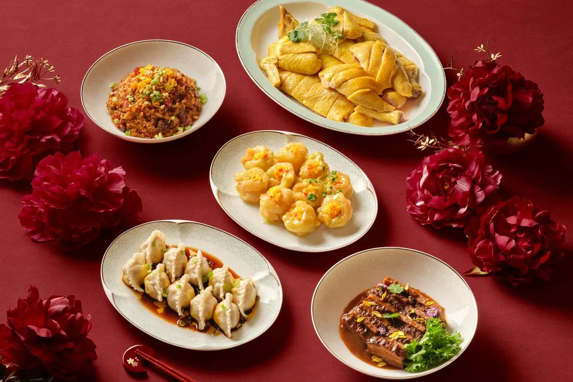 玉楼外卖套餐有青芥末虾球、金蒜猪肉饺子、古法香芋扣肉、贵妃鸡和腊味炒糯米饭。（酒店提供）