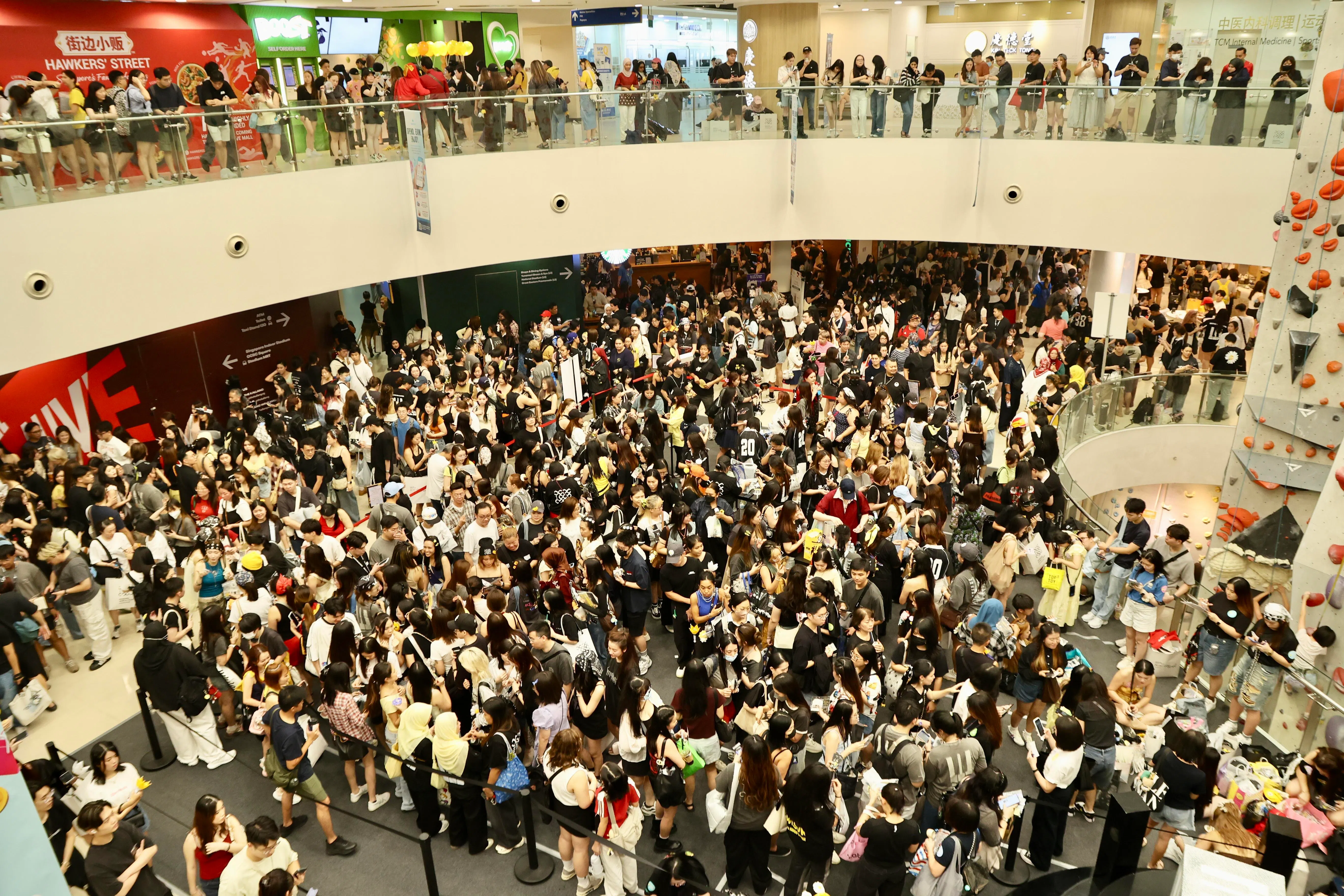 许多人为了暂避烟霾在演唱会前躲进嘉龙威购物广场，商场内人潮汹涌。（邝启聪摄）
