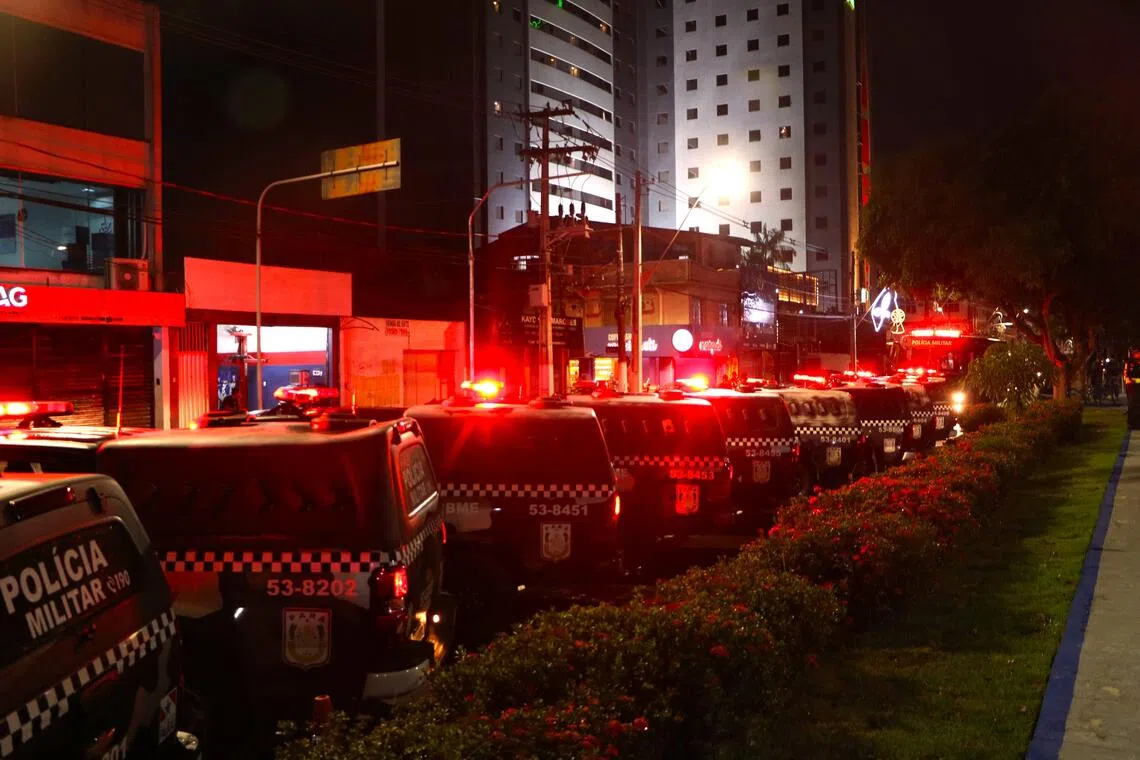 COP30大会场外部署更多保安与警车看守。（蔡玮谦摄）