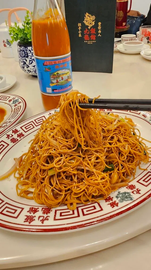 豉油皇鱿鱼丝炒面，搭配香港人熟悉的百年老字号余均益辣椒酱，味道更美味。（黄亿敏摄）
