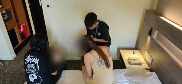 新加坡警方在本地的行动中，起获卖淫用具和手机。一名33岁男子因涉嫌经营网上卖淫活动，在抵触妇女宪章的罪名下被逮捕。针对三名24岁至31岁性工作者的调查，正在进行中。（新加坡警察部队提供）