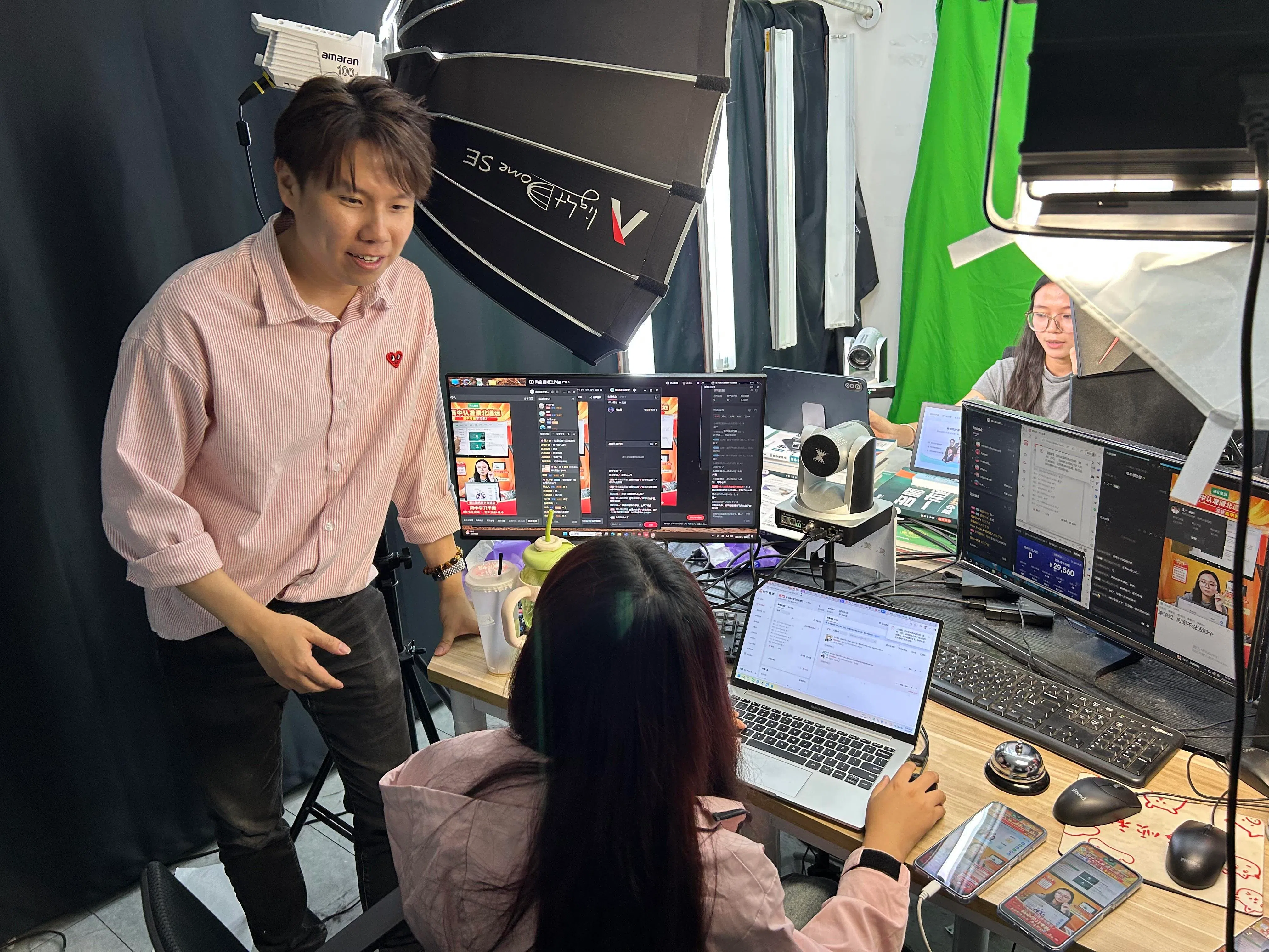 黄劲翔（左）2022年创办小黄城堡科技，专注为品牌提供直播带货解决方案。（周岳翔摄）