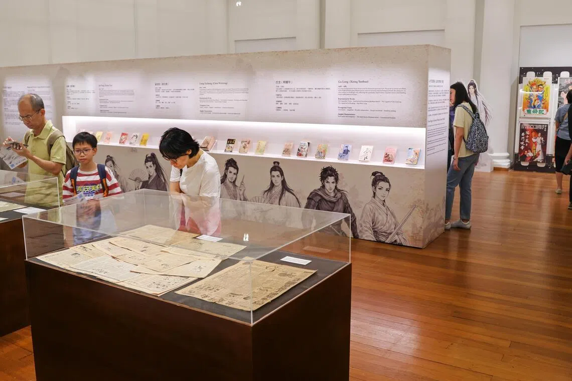 “纸上江湖——武侠小说的百年想象”展出武侠小说单行本、作家手稿和影视海报等收藏。（白艳琳摄）
