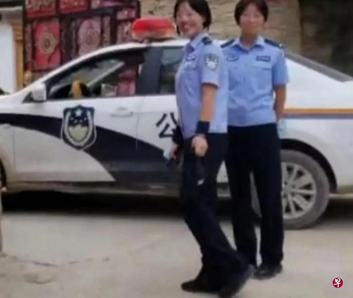 艾米丽的贴文中配上当地民警的照片，但照片中的民警面带笑容，没有威胁她的迹象。（截图）