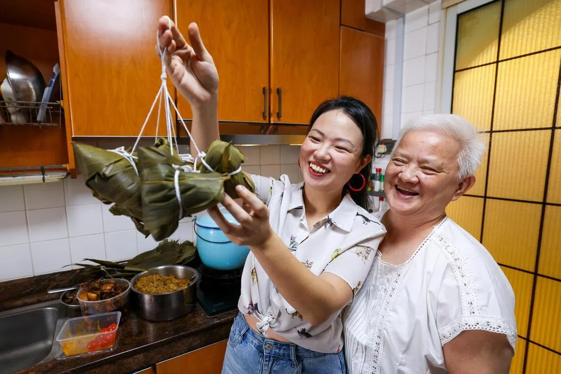 妈妈黄秀爱（右）不会包粽子，林凯欣特地为此学做，只为让母亲尝一口儿时熟悉的味道。（林明顺摄）