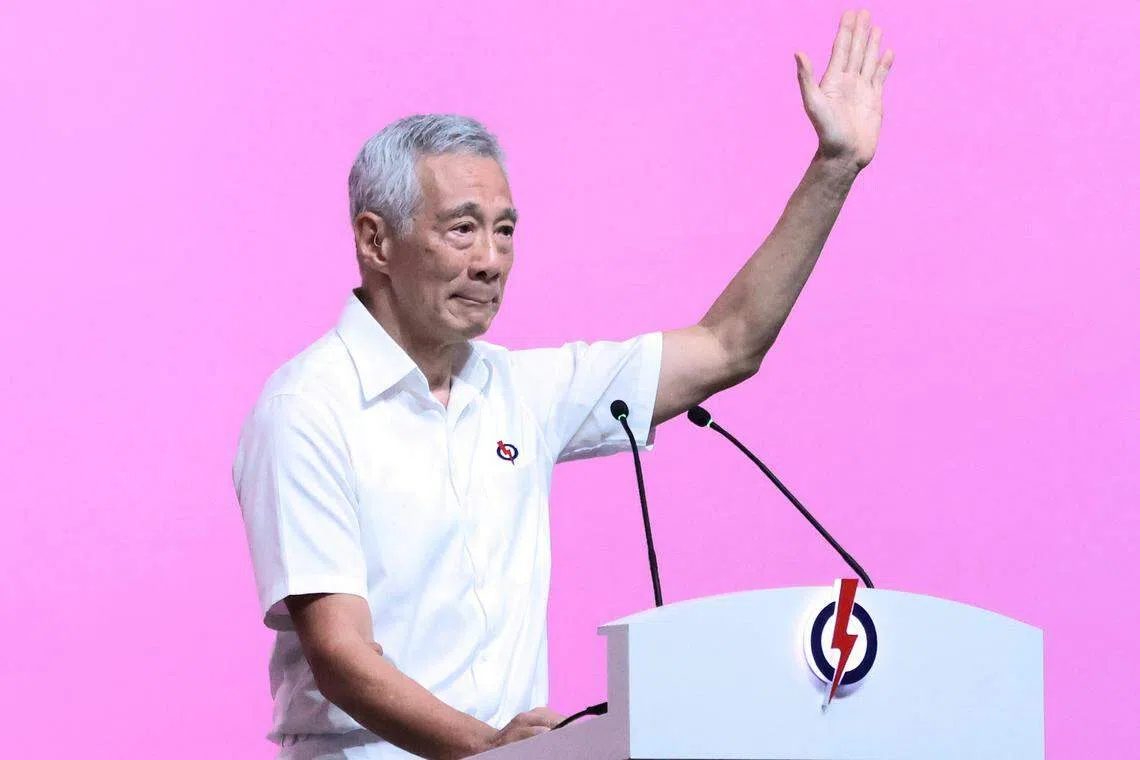 2023年11月5日，李总理在行动党大会上，以党秘书长的身份致辞时，回首过往几十年如一日为国家为人民服务，不禁流下激动的泪水，一度哽咽说不出话。（每日新闻）