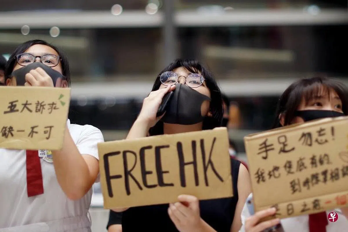 2019年9月23人，香港乐福一群中学生放学后参与反修例示威活动。教协被认为在反修例期间与港府抗争。（路透社） 
