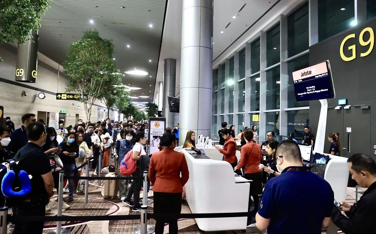 乘客办理登机、行李托运和出境检查等程序后，早上约6时抵达离境厅排队上飞机前往菲律宾马尼拉，当中有乘客是自疫情暴发后，首次乘搭飞机出国游玩。（陈来福摄）