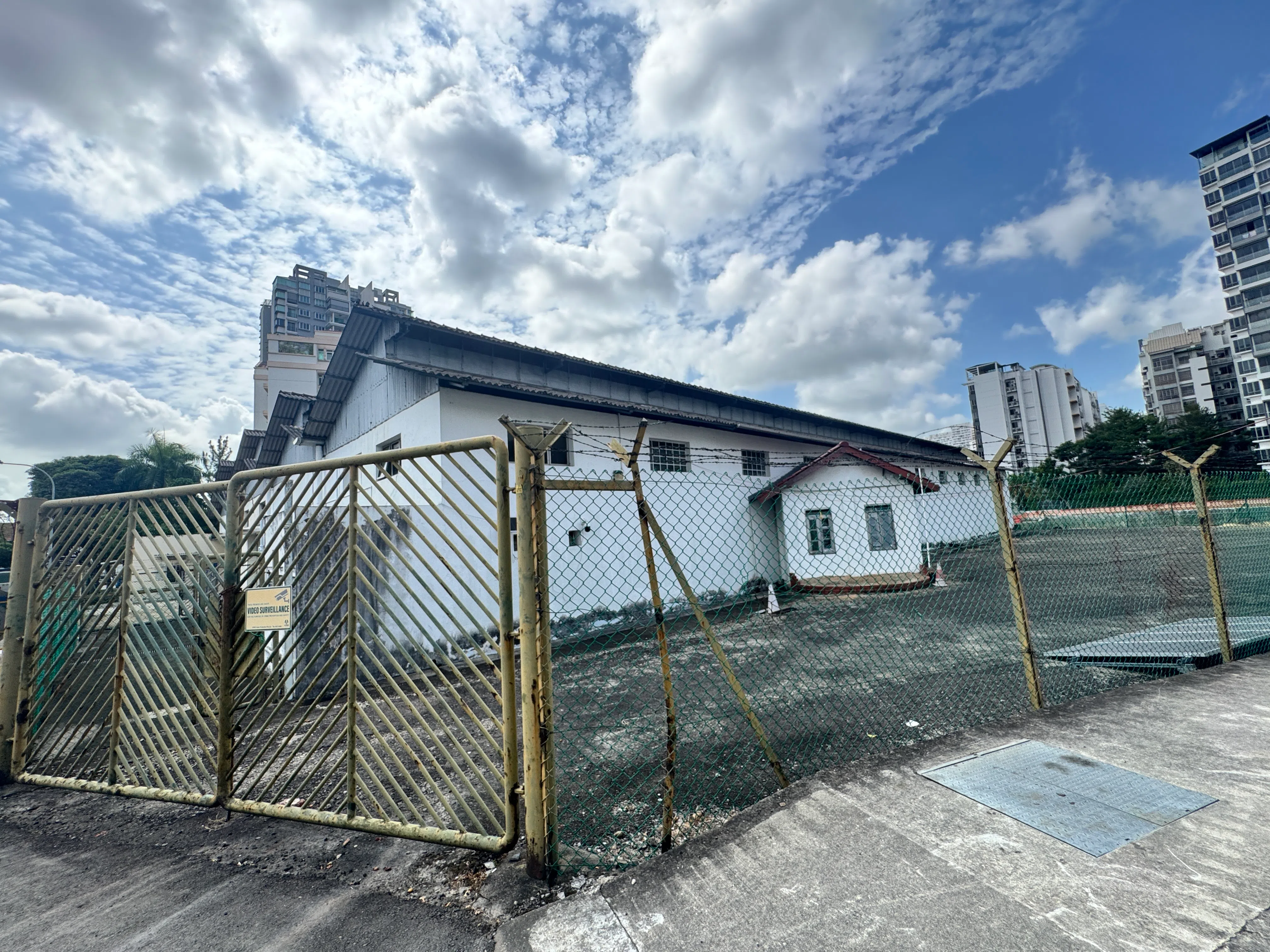 工厂旁有座与主体建筑成斜角的小屋，里面是穆斯林圣人后裔的坟墓。（翁铭芯摄）