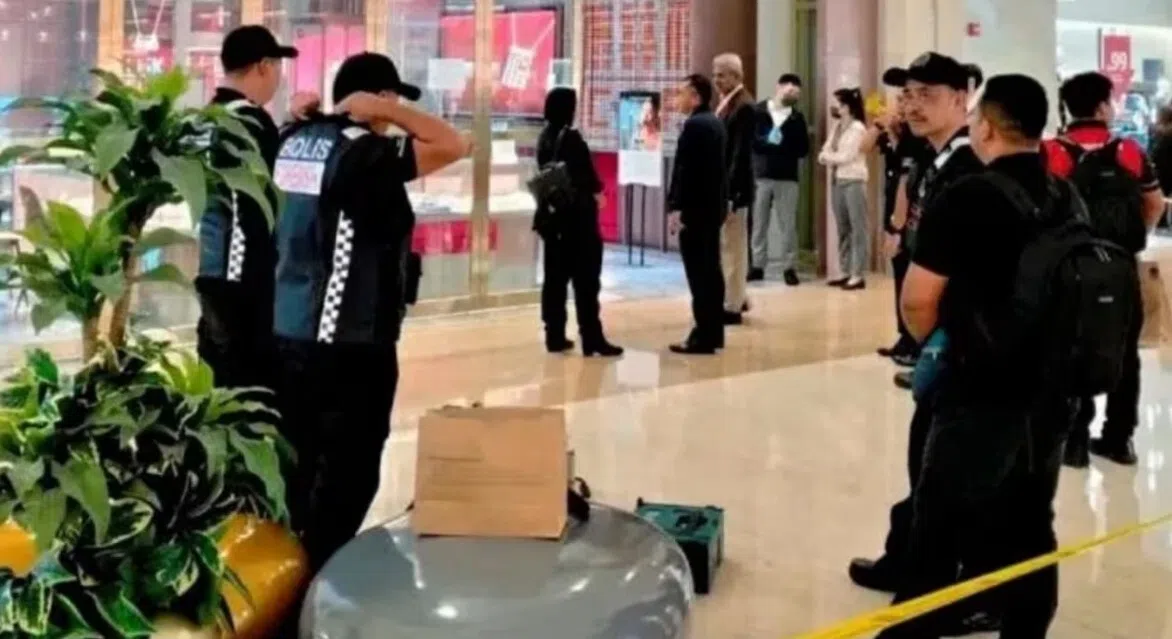 云顶高原世界云天大道的珠宝店被劫后，警方立即封锁现场搜证调查。（中国报）