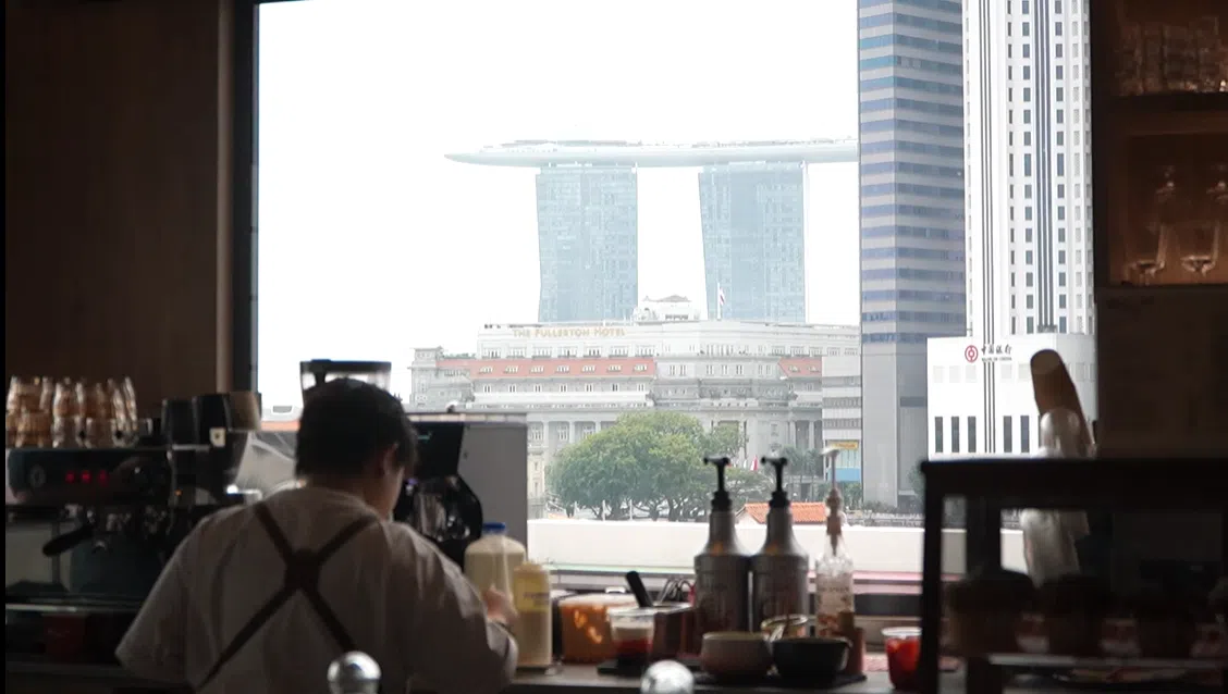 “POUT”咖啡厅位于1950年代老建筑顶楼，享有城市天际线美景。（视频截图）