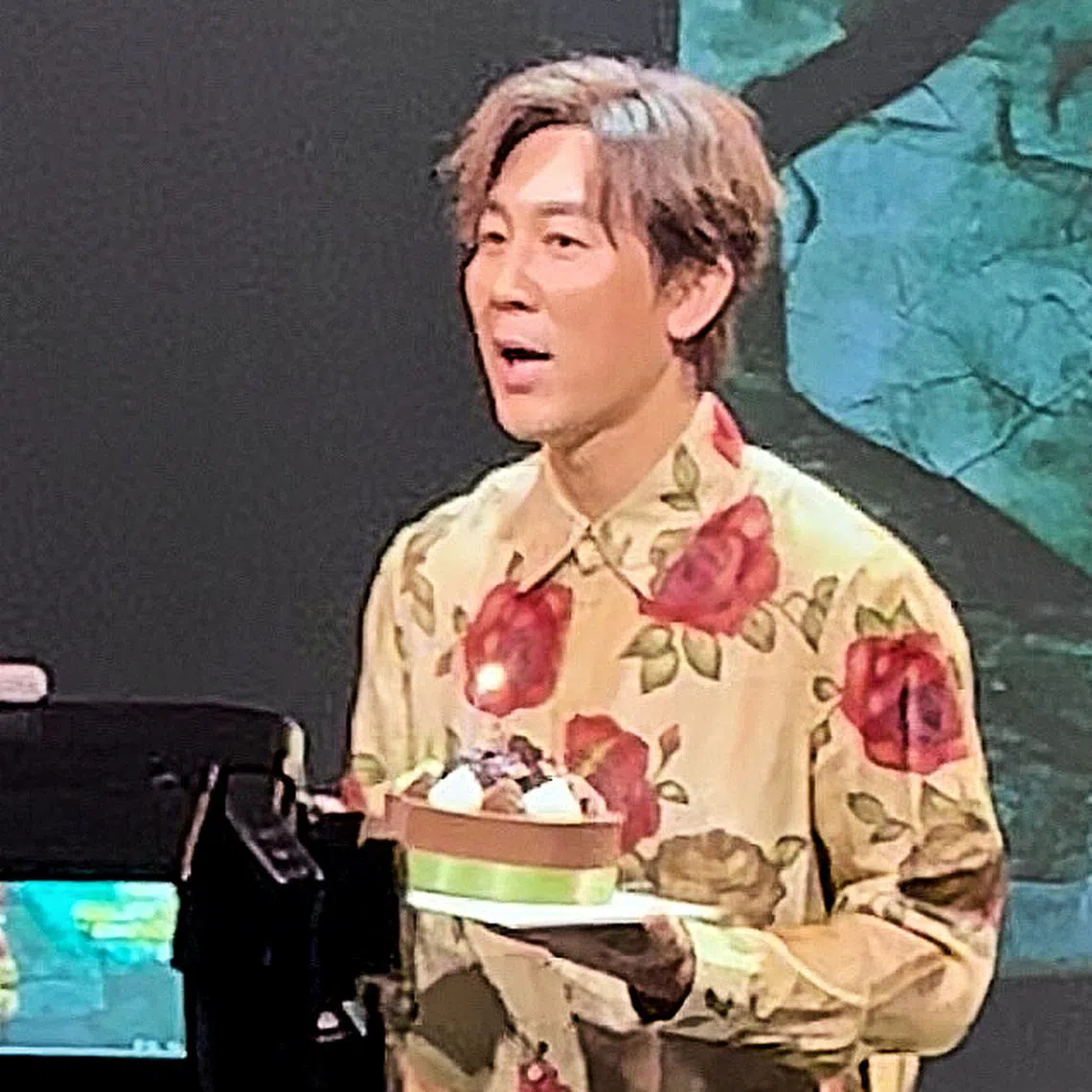 主办方在海选现场送上生日蛋糕，为谭俊彦提前庆生。（王英敏摄）