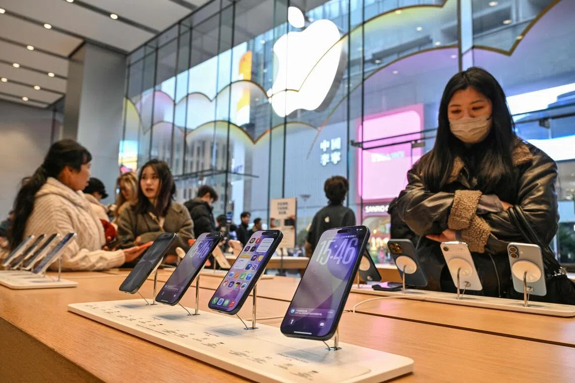 在第一财季里，iPhone的营业额达到852亿7000万美元，明显比市场预期的786亿5000万美元高。（法新社）